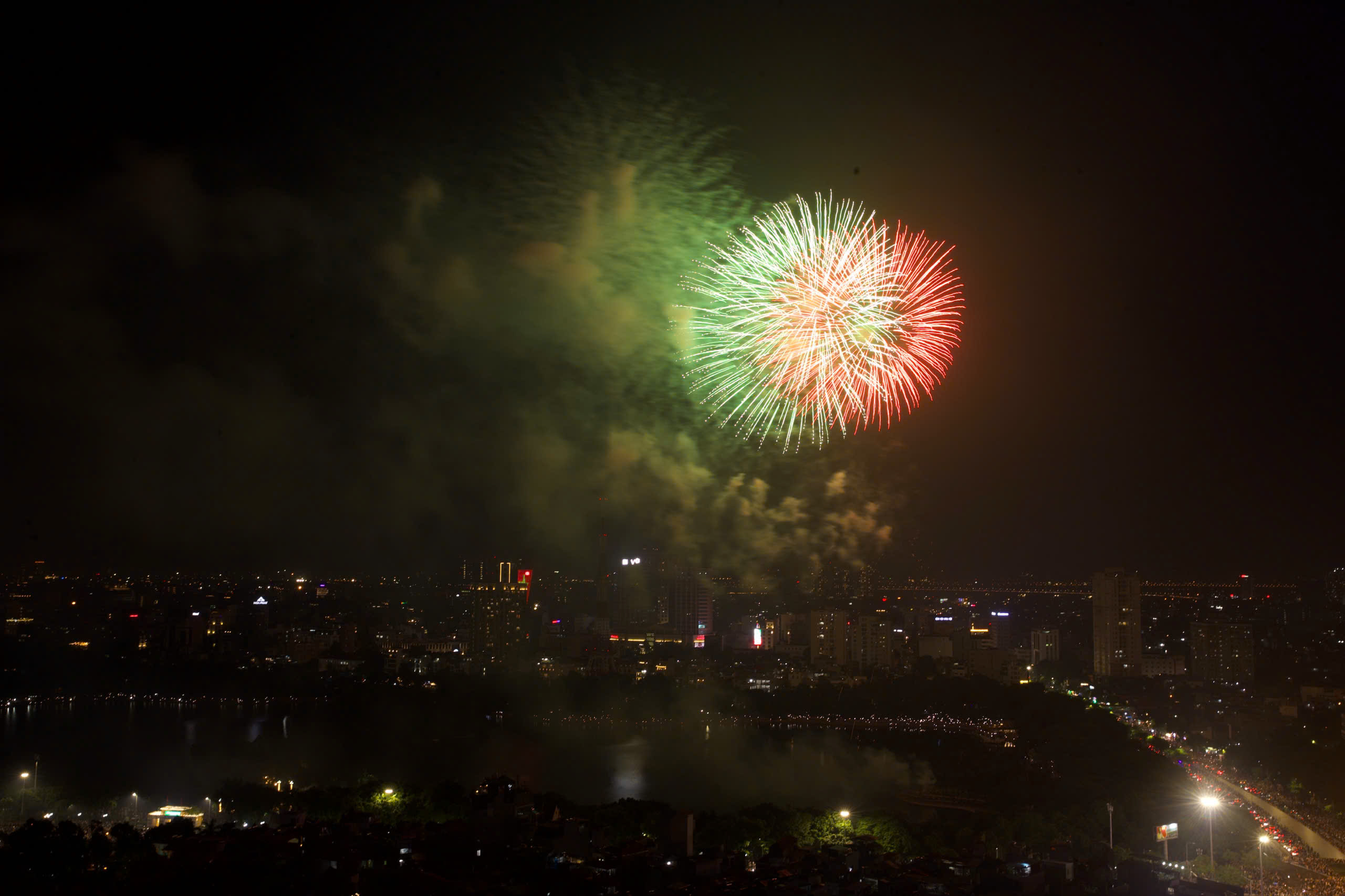 Pháo hoa rực rỡ trên bầu trời Hà Nội mừng Quốc khánh 2.9 - ảnh 10