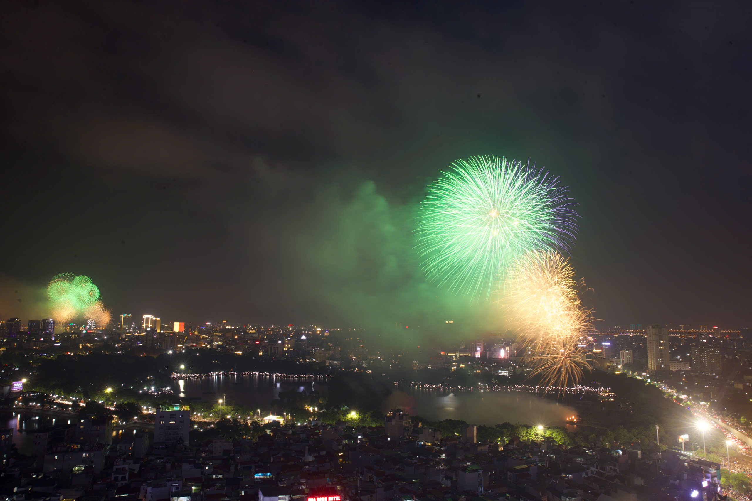 Pháo hoa rực rỡ trên bầu trời Hà Nội mừng Quốc khánh 2.9 - ảnh 7
