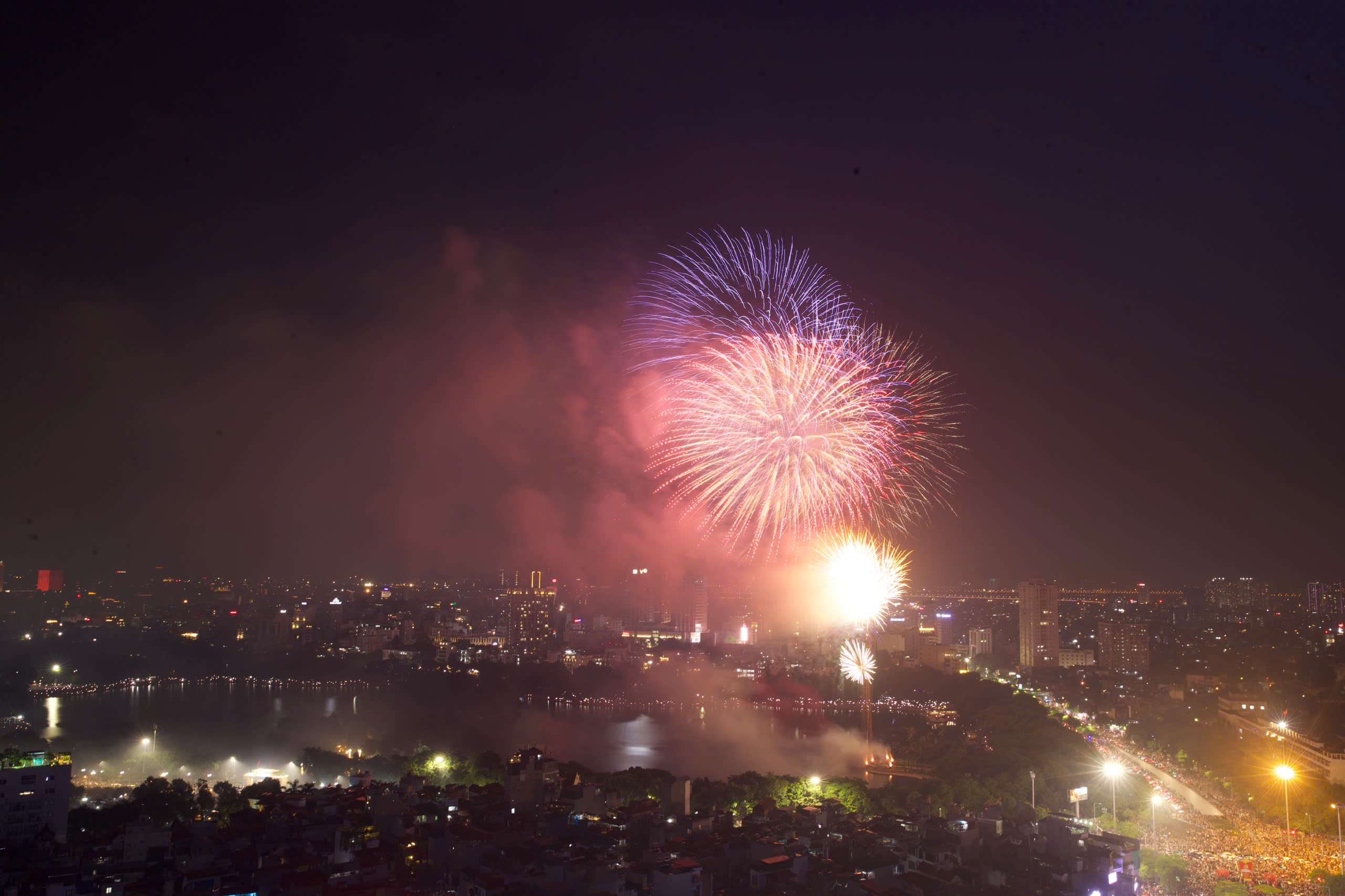 Pháo hoa rực rỡ trên bầu trời Hà Nội mừng Quốc khánh 2.9 - ảnh 8