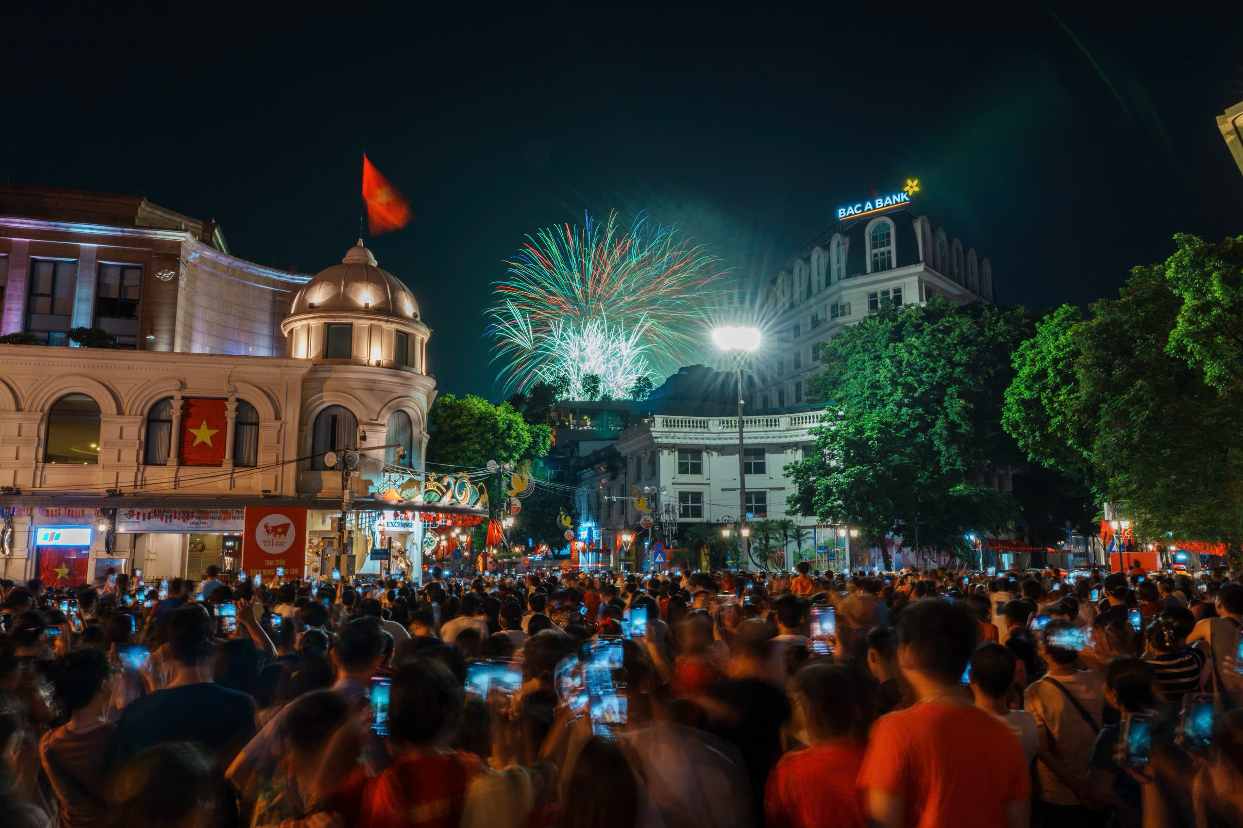 Pháo hoa rực rỡ trên bầu trời Hà Nội mừng Quốc khánh 2.9 - ảnh 2