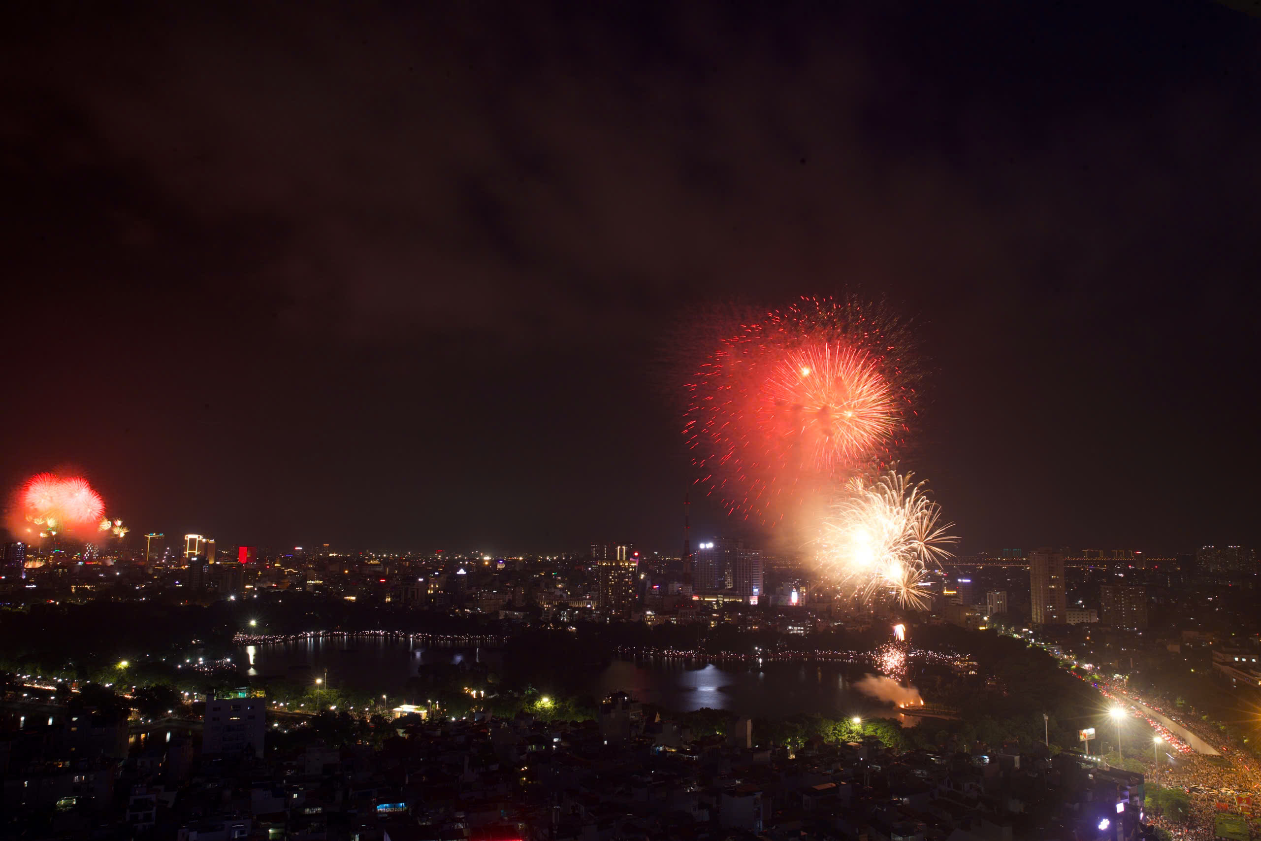 Pháo hoa rực rỡ trên bầu trời Hà Nội mừng Quốc khánh 2.9 - ảnh 9