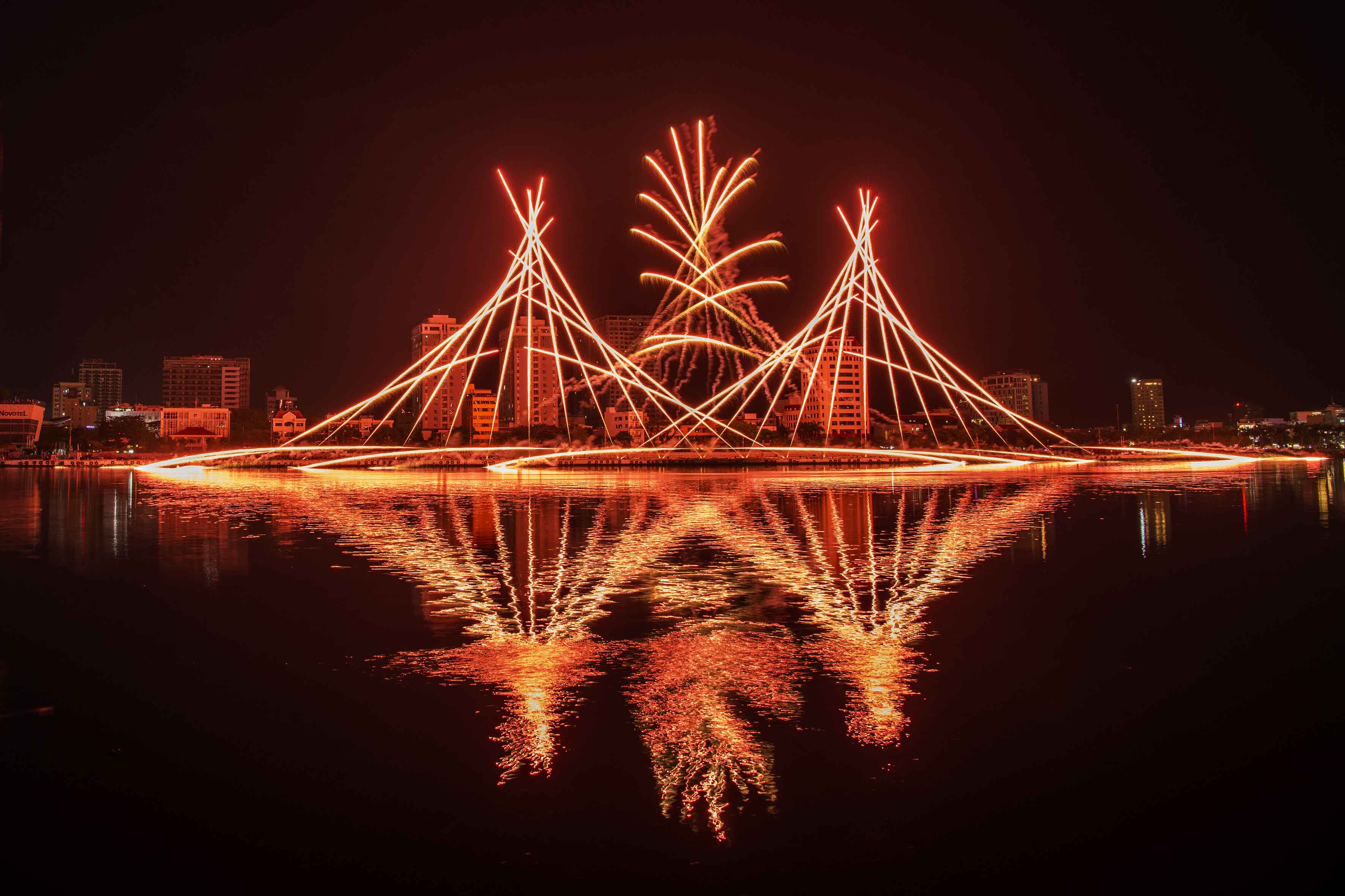 Mãn nhãn màn trình diễn pháo hoa hai đội Đà Nẵng và Phần Lan - ảnh 6