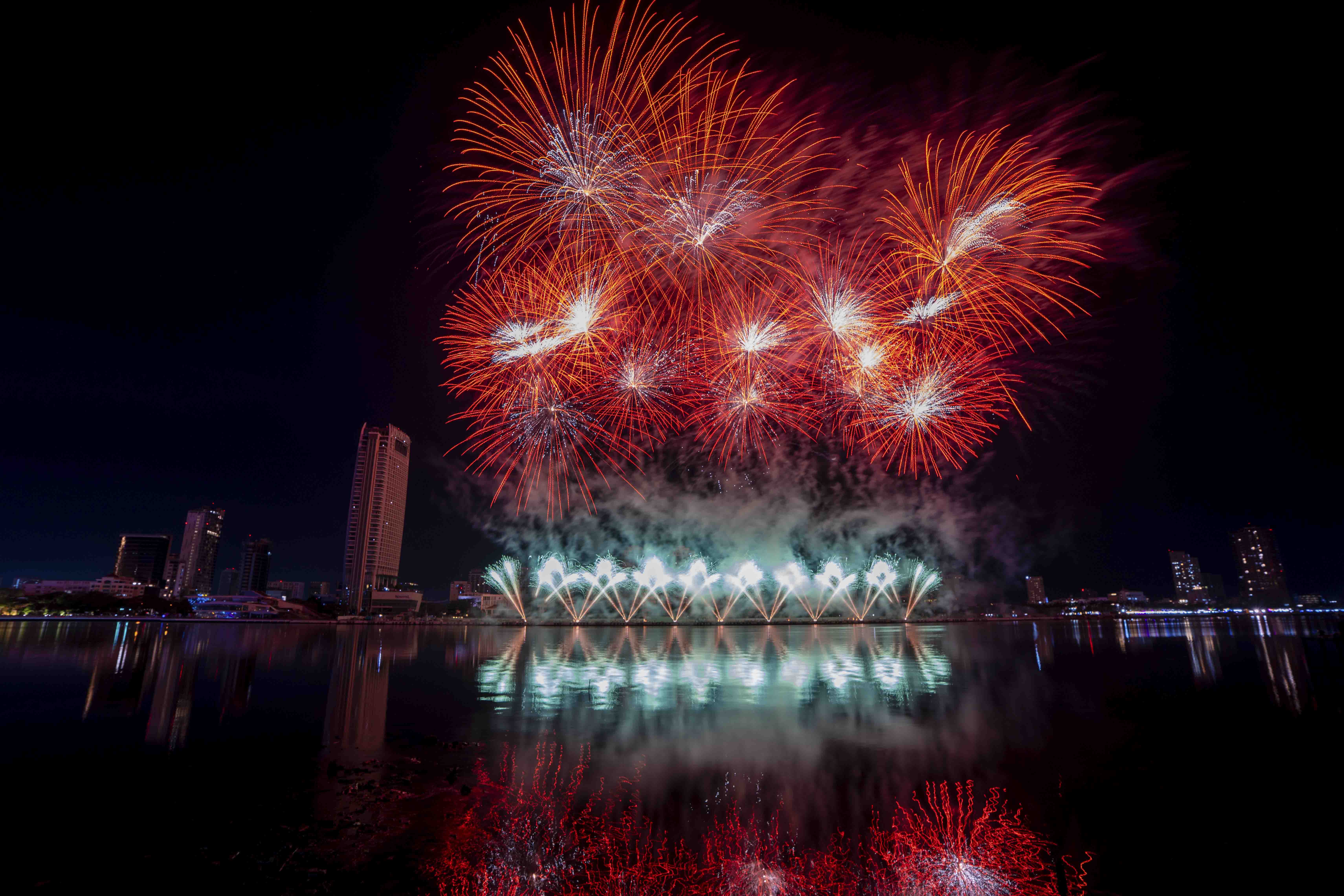 Mãn nhãn màn trình diễn pháo hoa hai đội Đà Nẵng và Phần Lan - ảnh 10