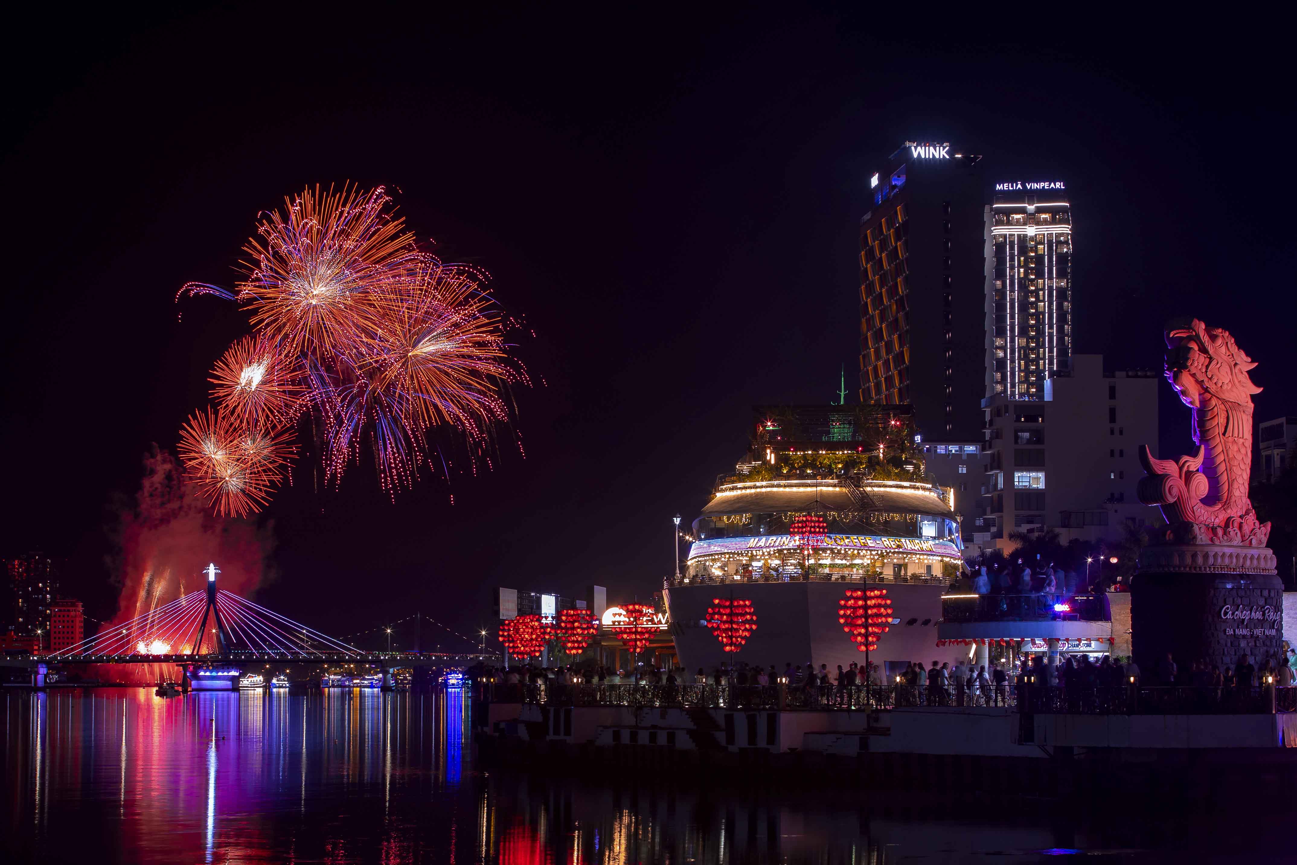 Mãn nhãn màn trình diễn pháo hoa hai đội Đà Nẵng và Phần Lan - ảnh 11