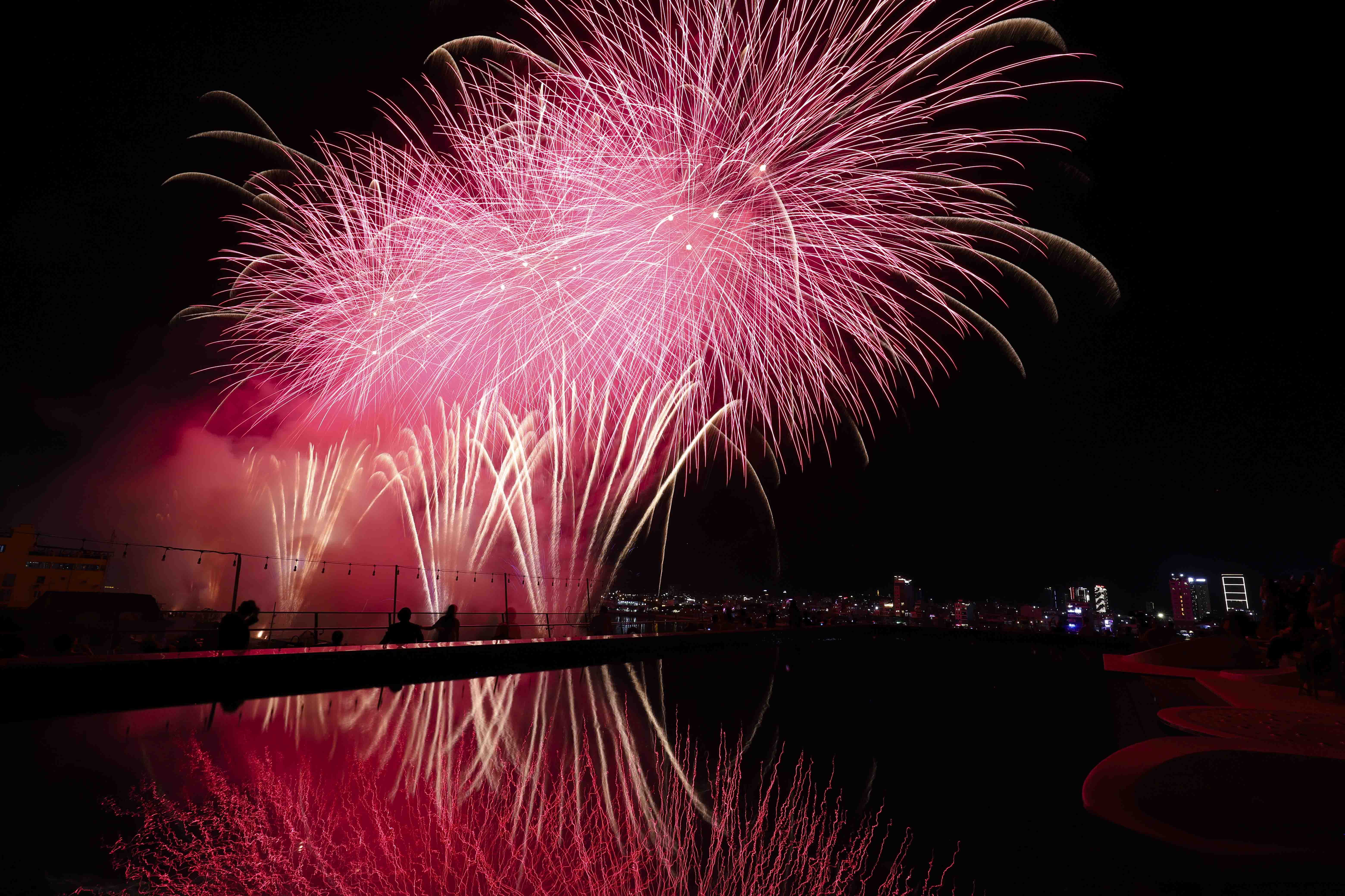 Mãn nhãn màn trình diễn pháo hoa hai đội Đà Nẵng và Phần Lan - ảnh 5