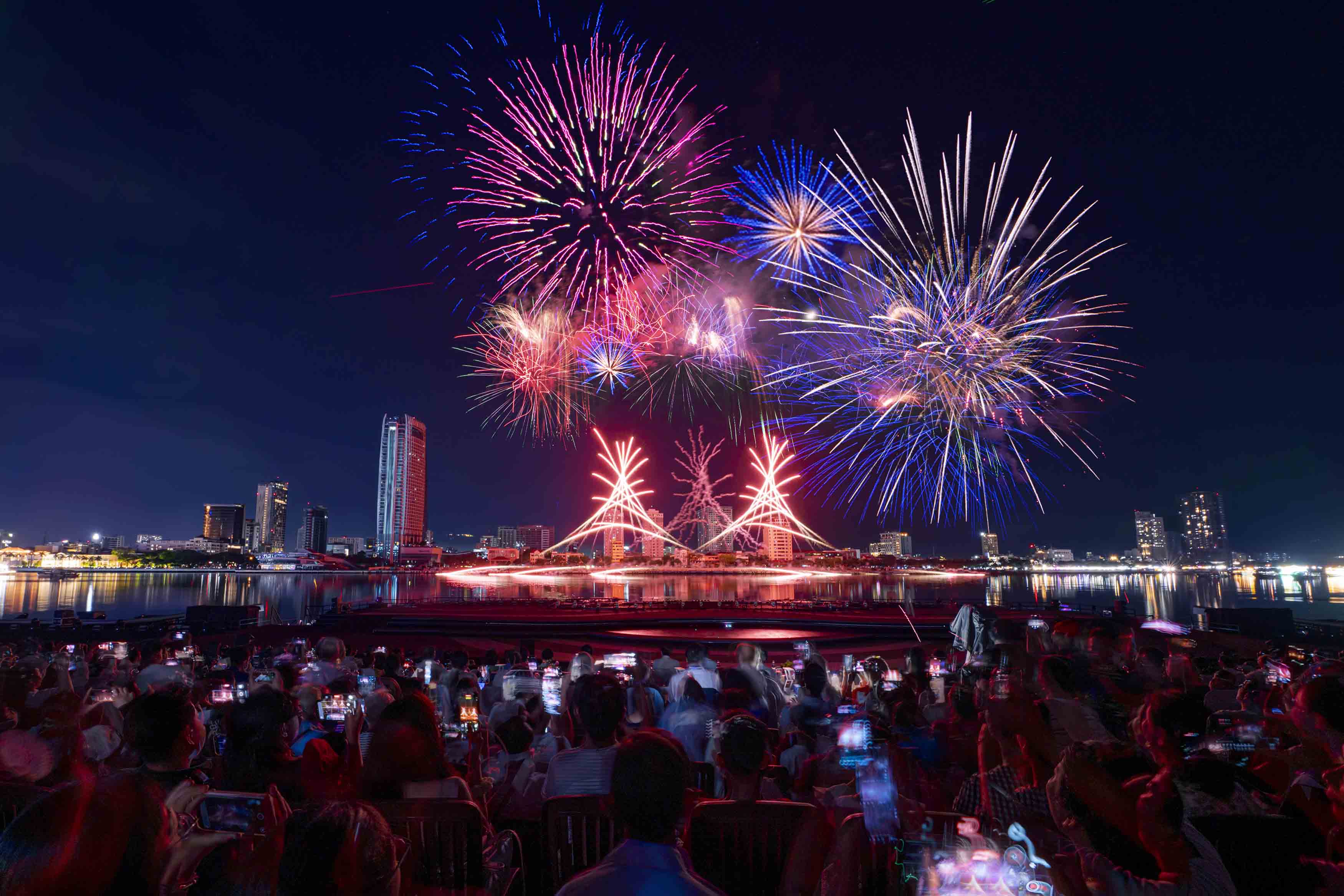 Mãn nhãn màn trình diễn pháo hoa hai đội Đà Nẵng và Phần Lan - ảnh 1