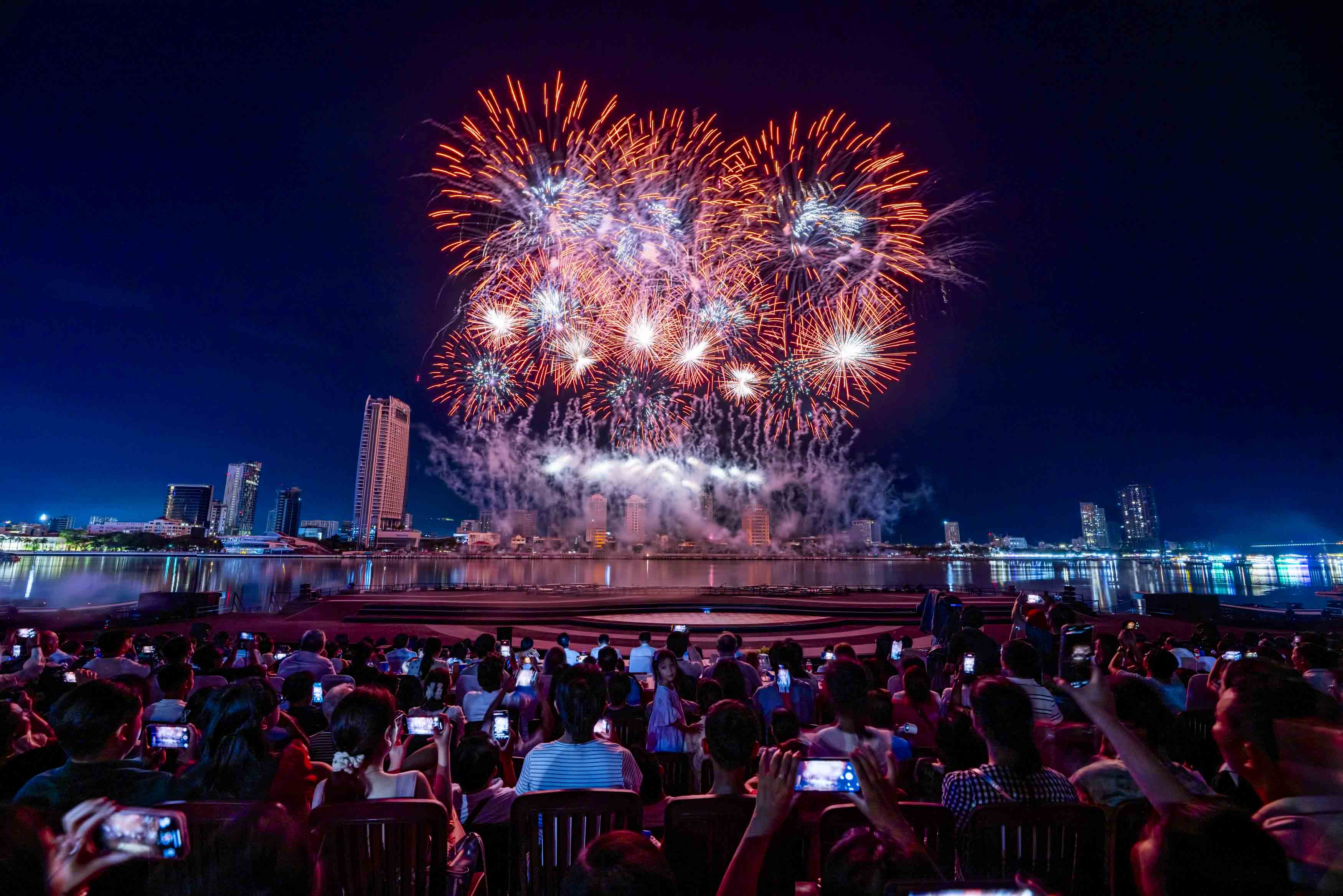 Mãn nhãn màn trình diễn pháo hoa hai đội Đà Nẵng và Phần Lan