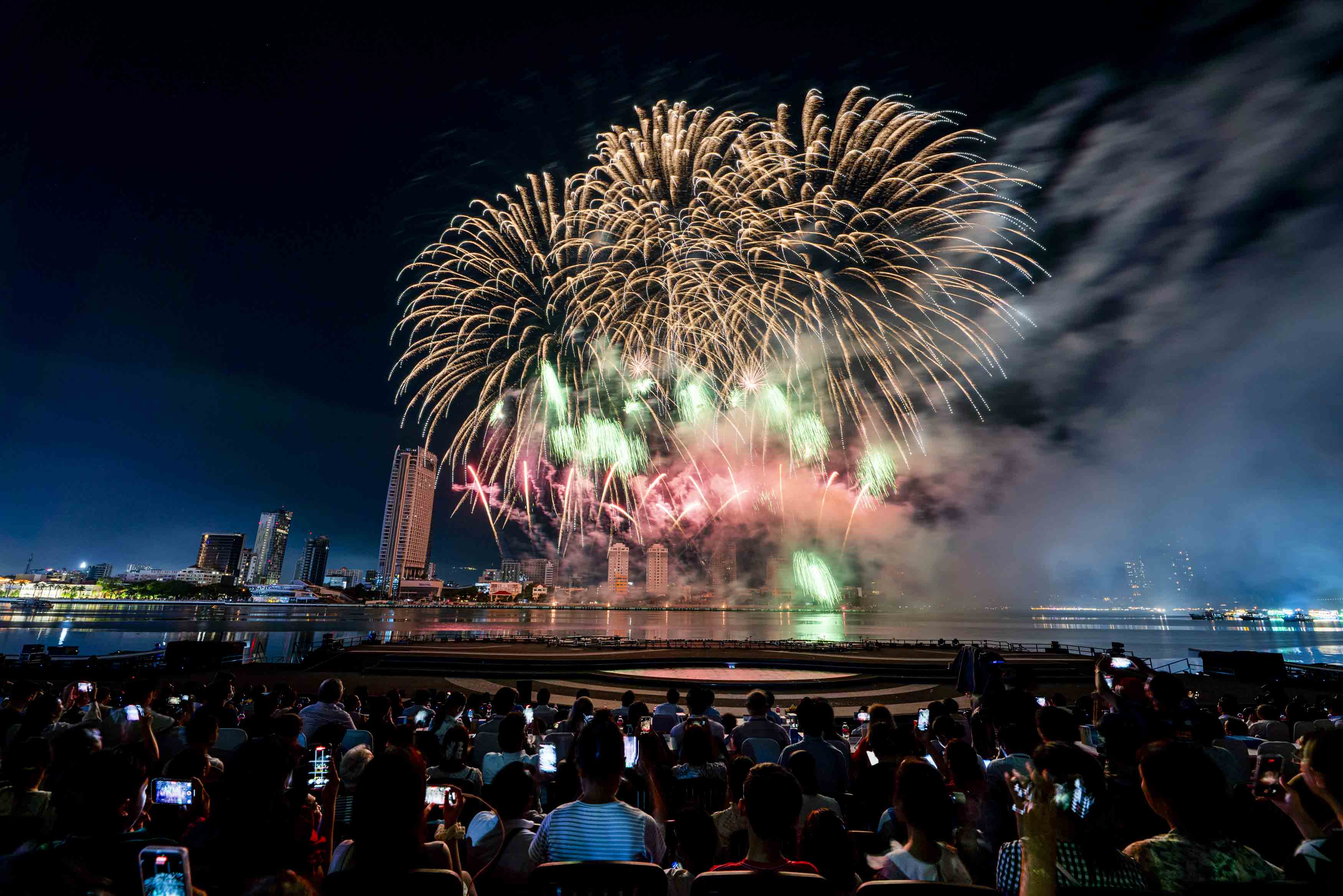 Mãn nhãn màn trình diễn pháo hoa hai đội Đà Nẵng và Phần Lan - ảnh 16