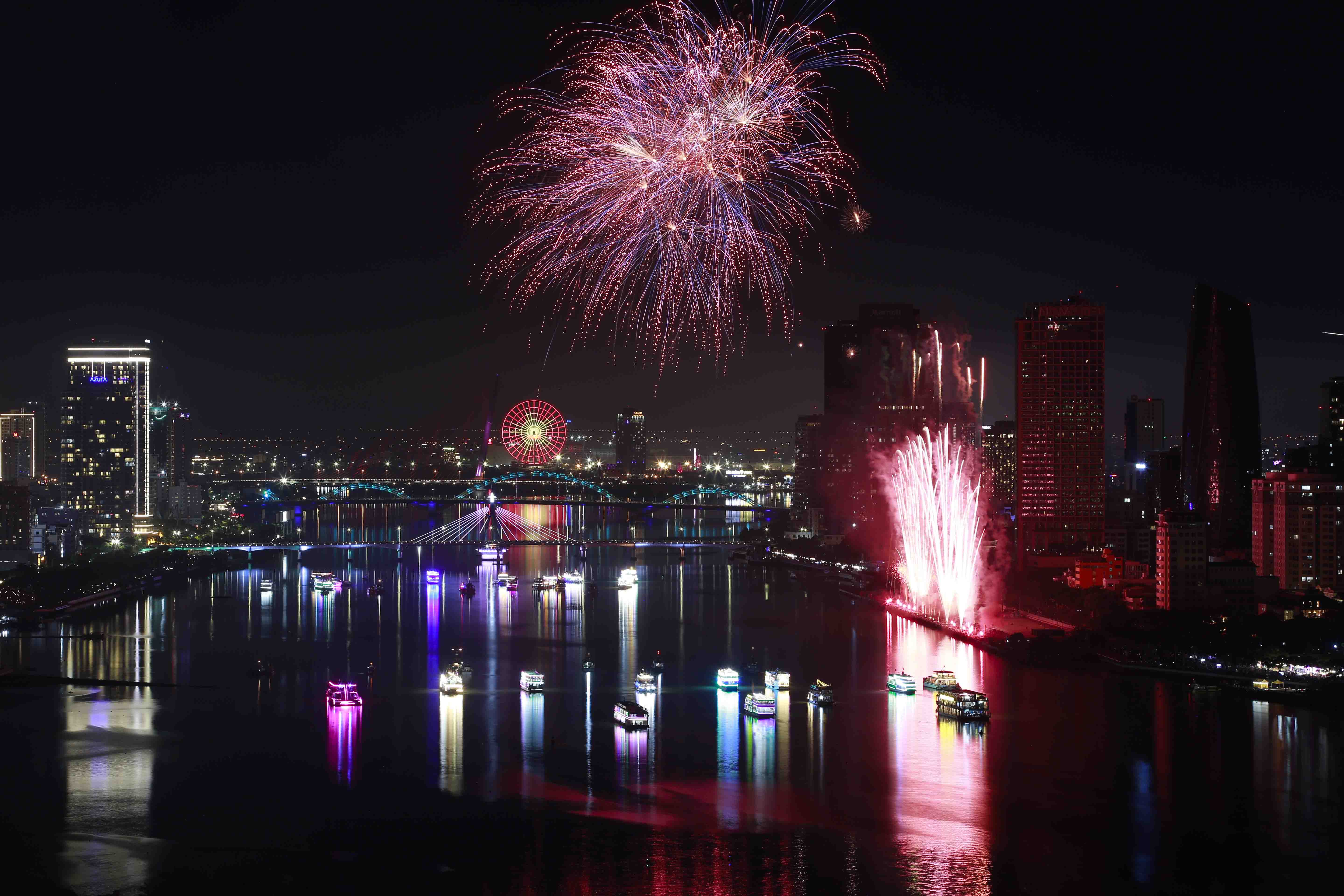 Mãn nhãn màn trình diễn pháo hoa hai đội Đà Nẵng và Phần Lan - ảnh 9