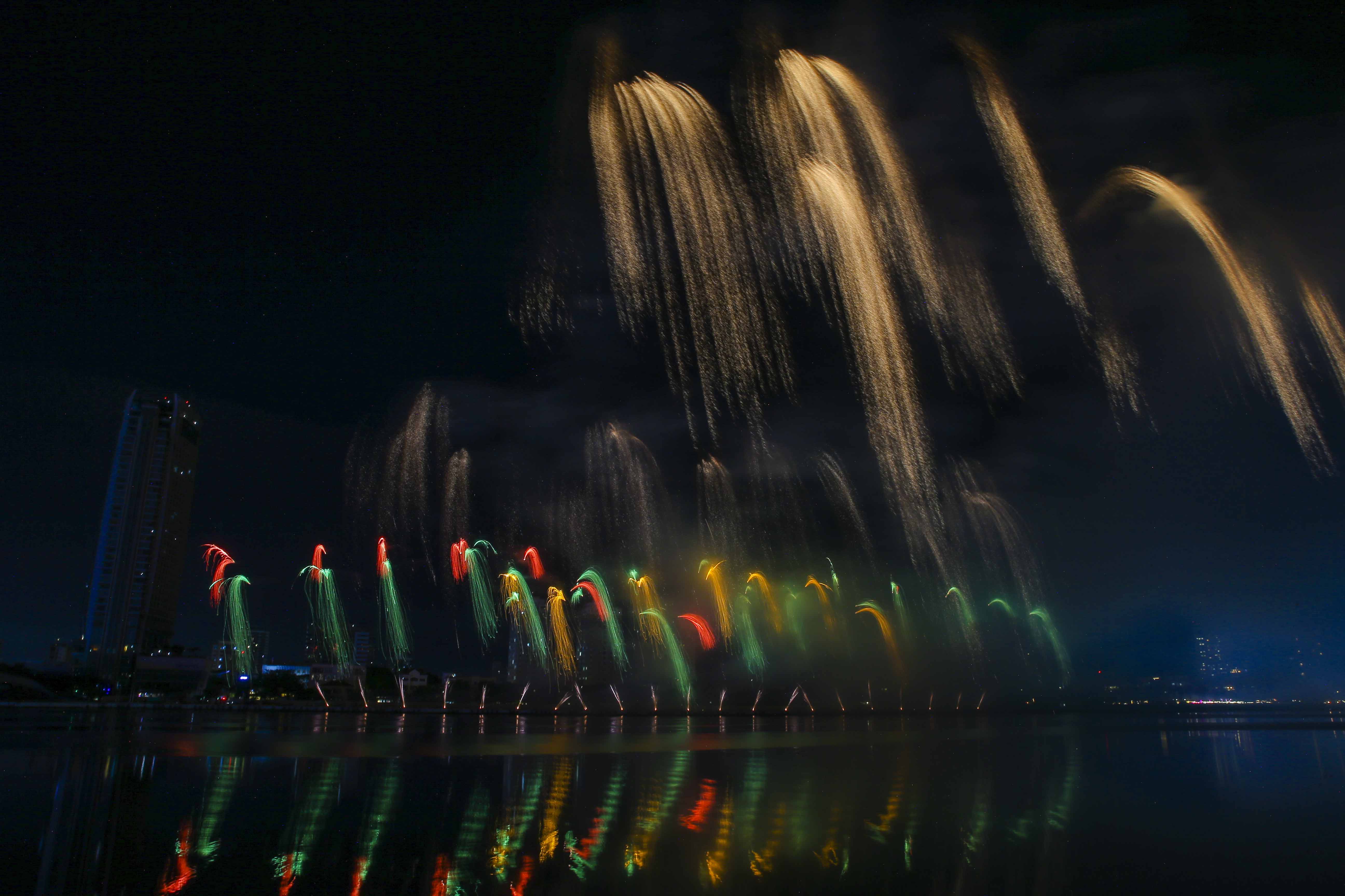 Mãn nhãn màn trình diễn pháo hoa hai đội Đà Nẵng và Phần Lan - ảnh 18