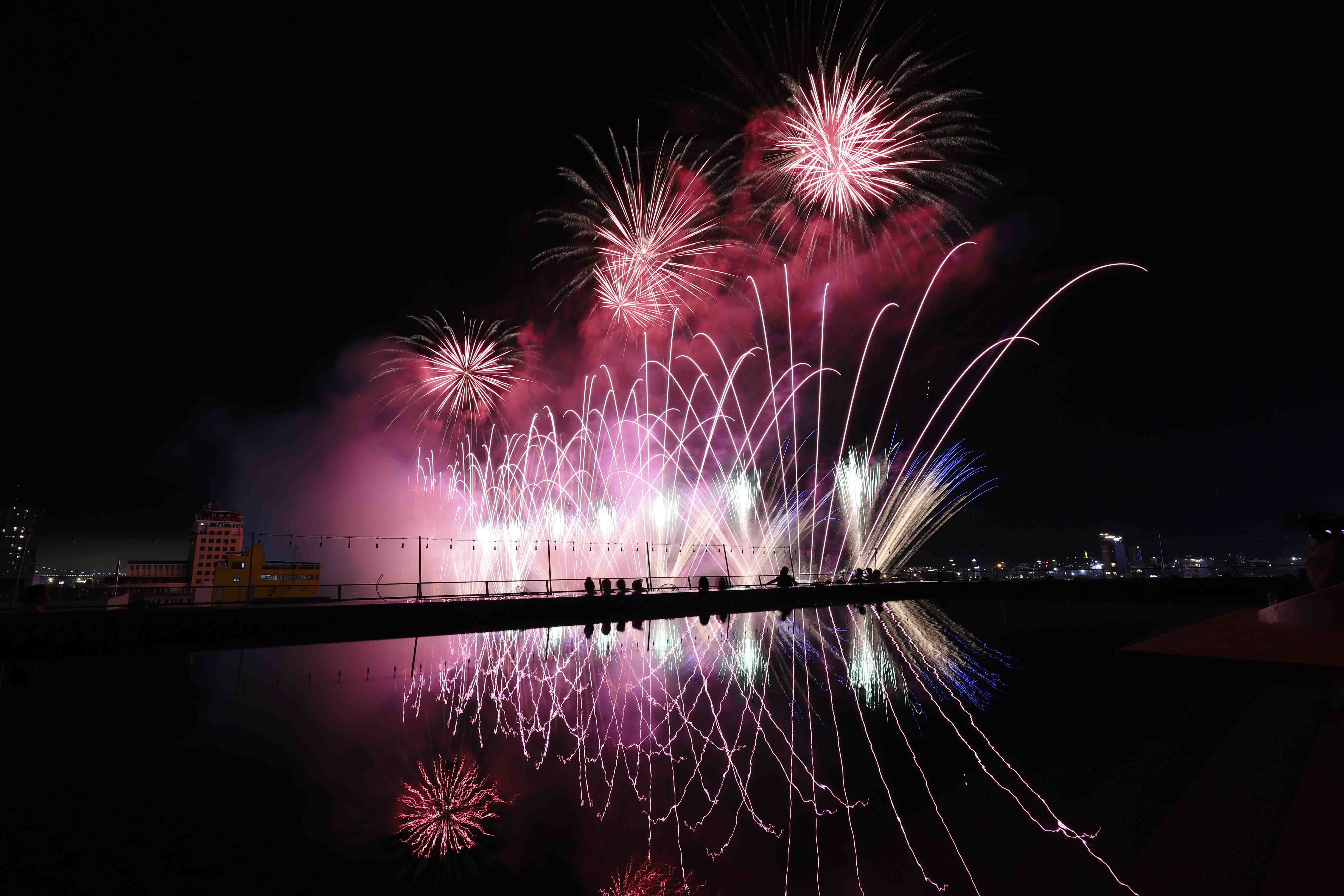 Mãn nhãn màn trình diễn pháo hoa hai đội Đà Nẵng và Phần Lan - ảnh 13