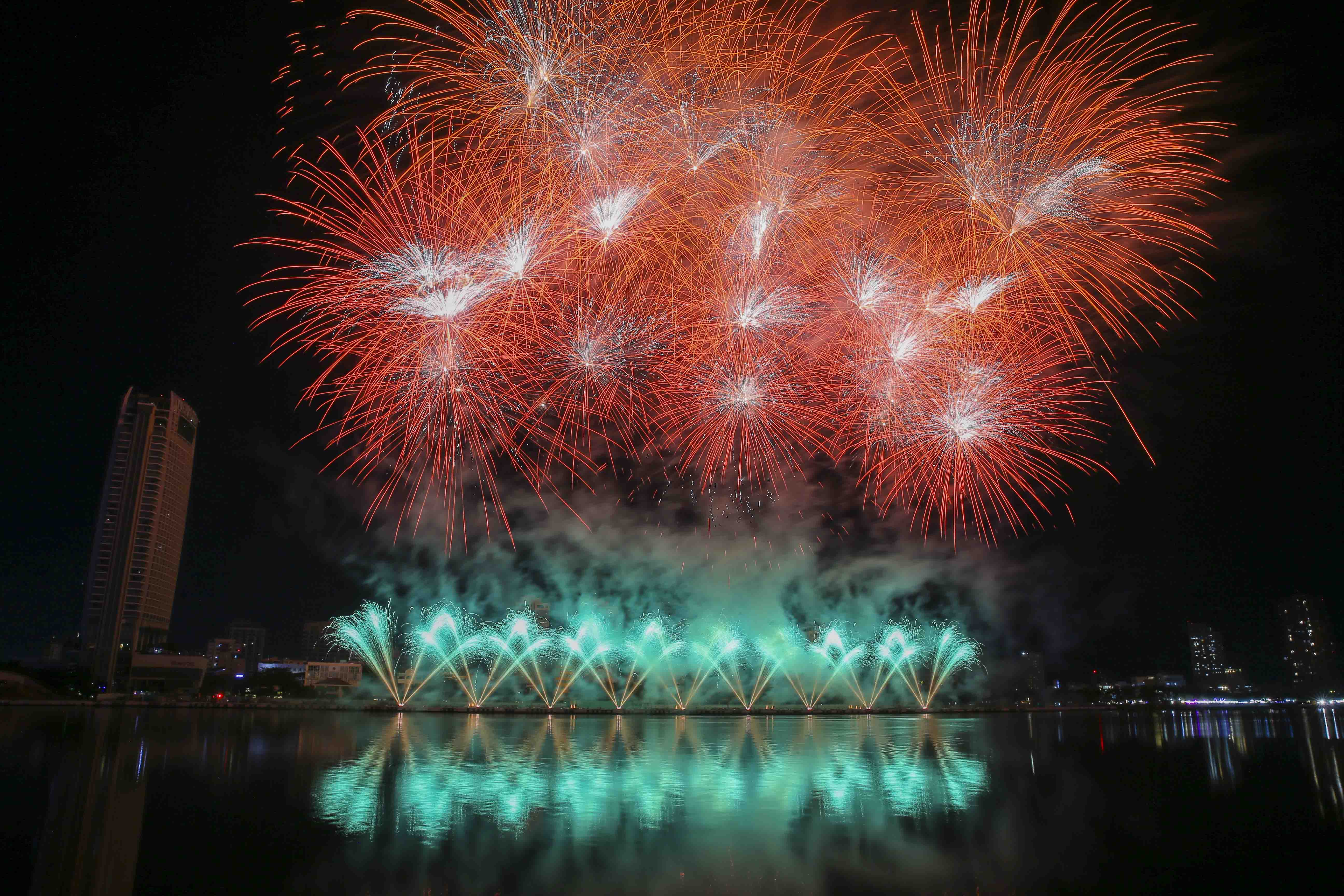 Mãn nhãn màn trình diễn pháo hoa hai đội Đà Nẵng và Phần Lan - ảnh 14