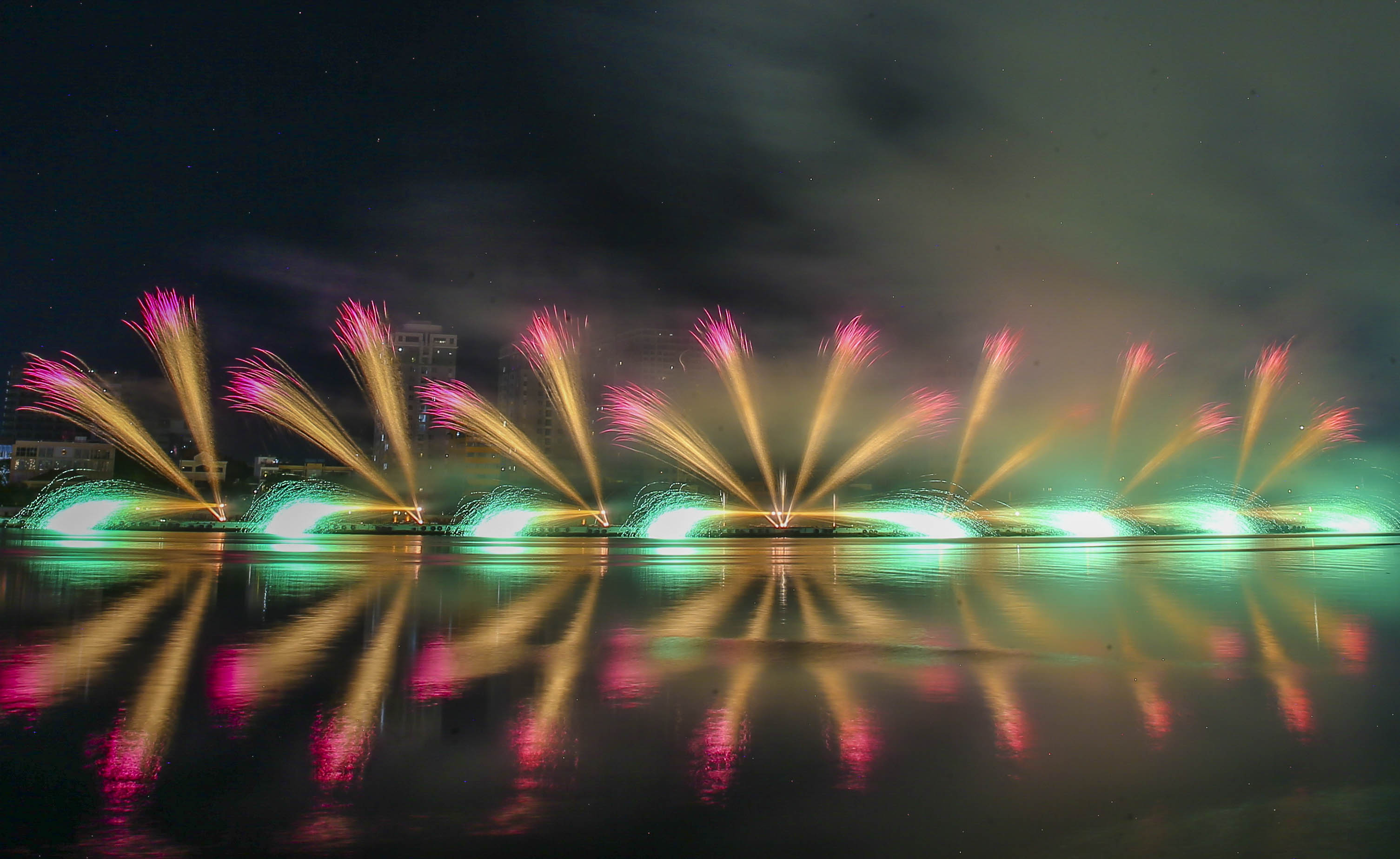 Mãn nhãn màn trình diễn pháo hoa hai đội Đà Nẵng và Phần Lan - ảnh 3