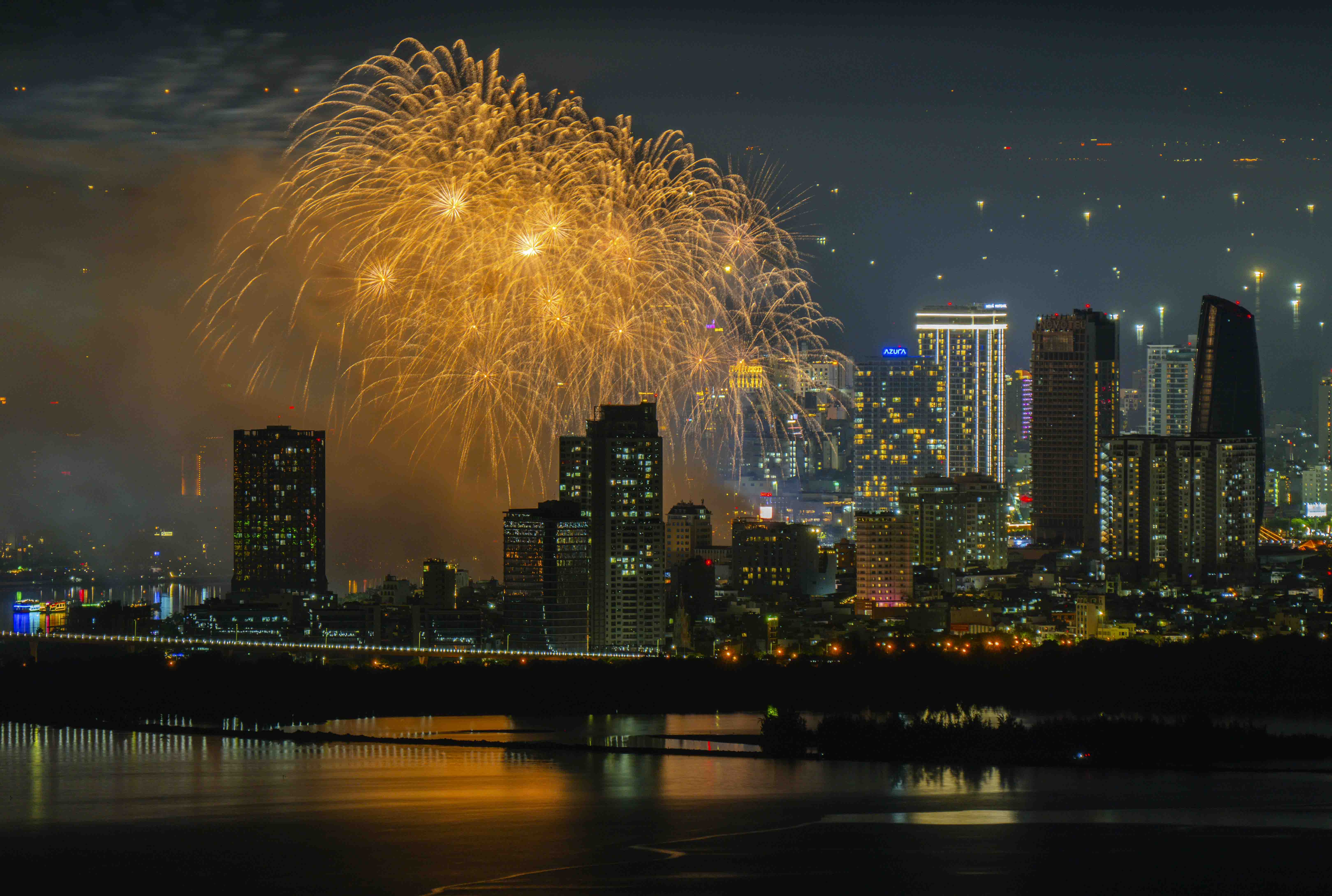 Mãn nhãn màn trình diễn pháo hoa hai đội Đà Nẵng và Phần Lan - ảnh 8