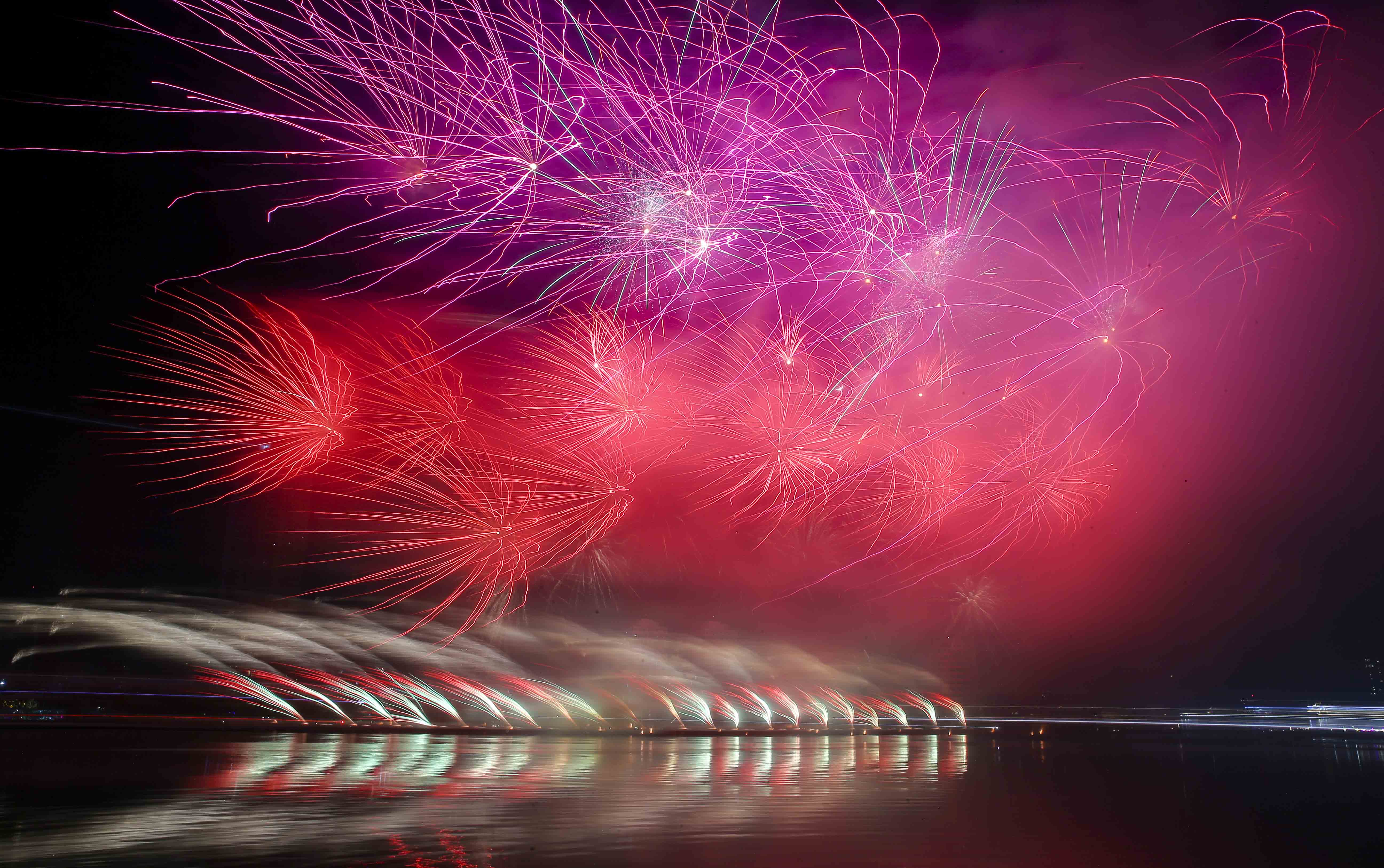 Mãn nhãn màn trình diễn pháo hoa hai đội Đà Nẵng và Phần Lan - ảnh 2