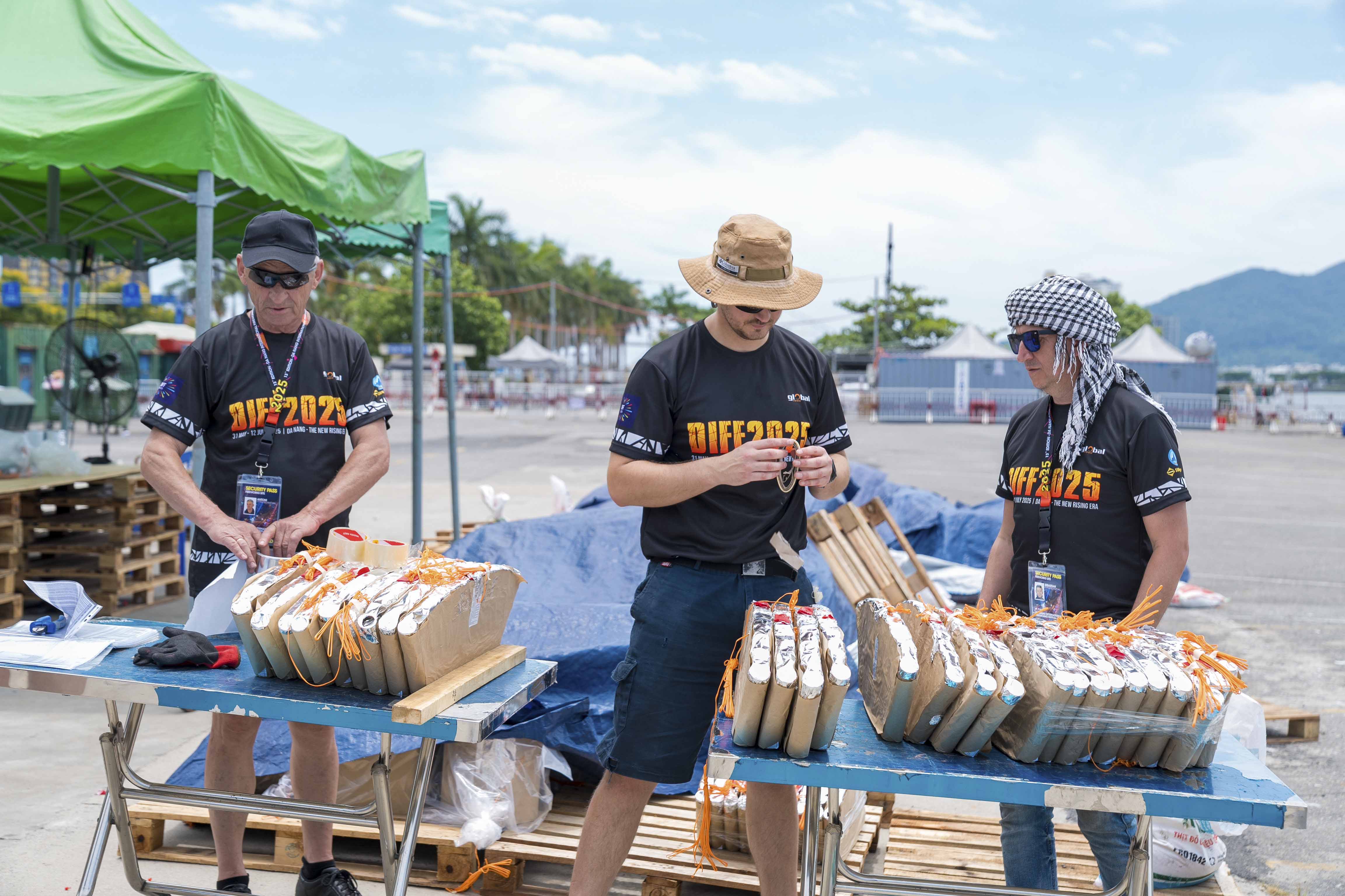 Chờ đón đêm pháo hoa “Nghệ thuật sáng tạo” giữa hai đội Việt Nam và Ba Lan - ảnh 7