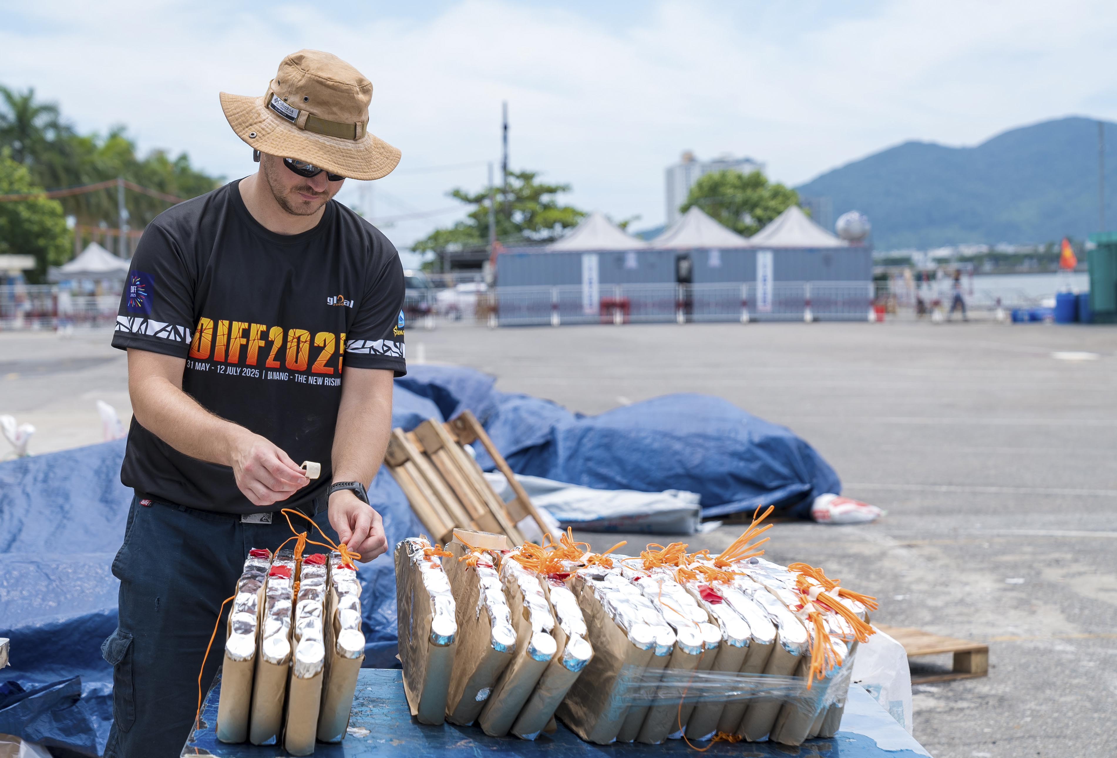 Chờ đón đêm pháo hoa “Nghệ thuật sáng tạo” giữa hai đội Việt Nam và Ba Lan - ảnh 8