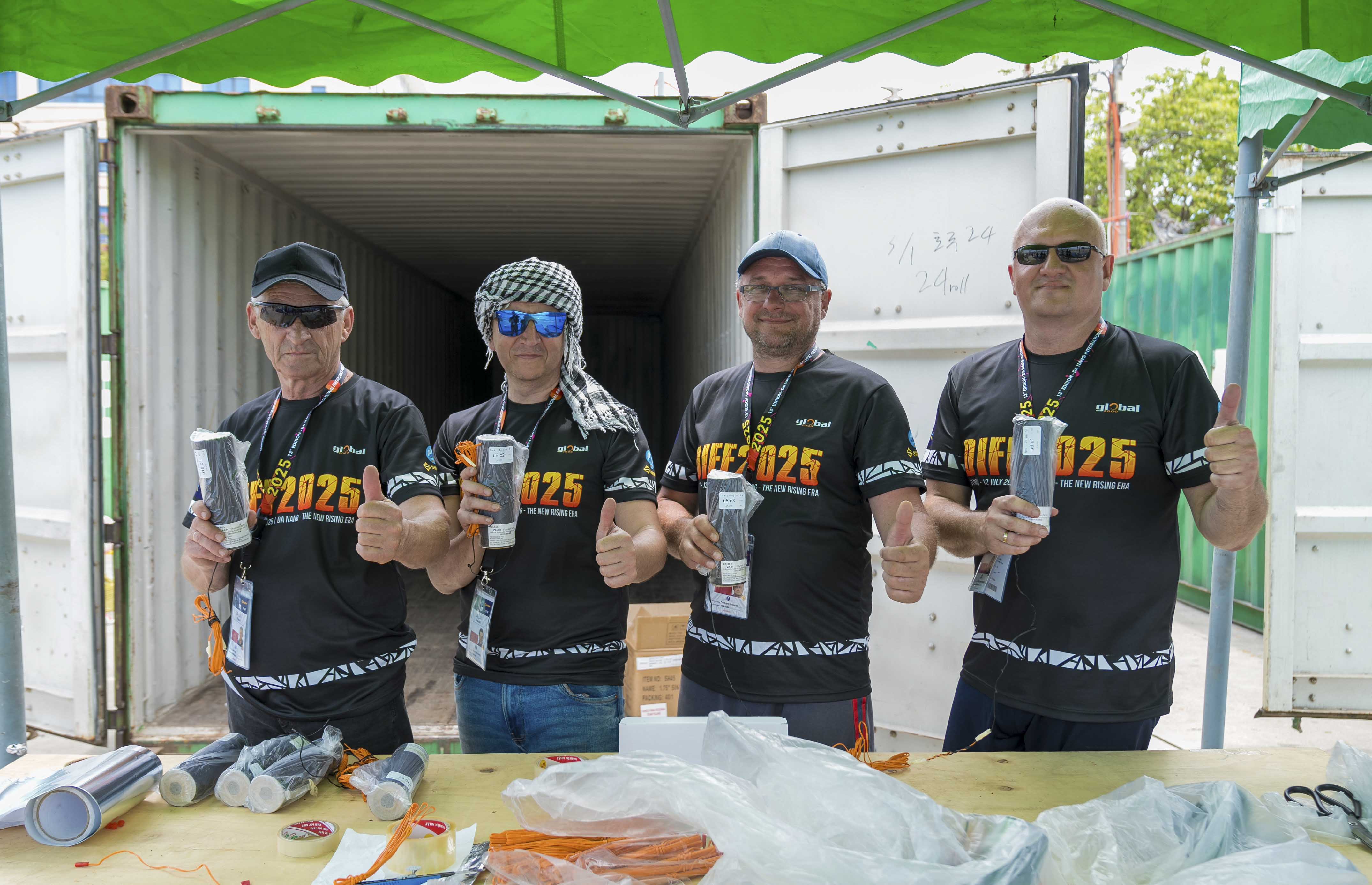 Chờ đón đêm pháo hoa “Nghệ thuật sáng tạo” giữa hai đội Việt Nam và Ba Lan - ảnh 11