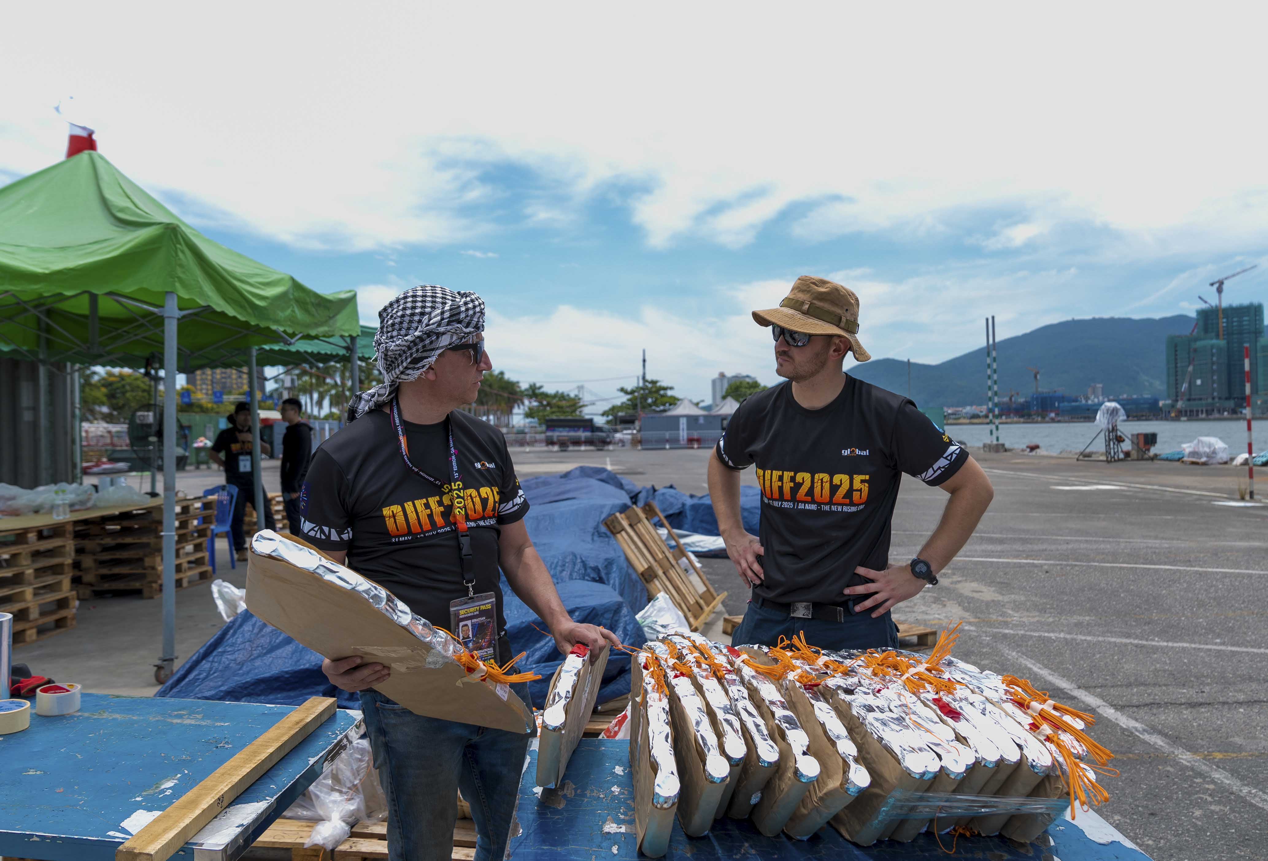 Chờ đón đêm pháo hoa “Nghệ thuật sáng tạo” giữa hai đội Việt Nam và Ba Lan - ảnh 10