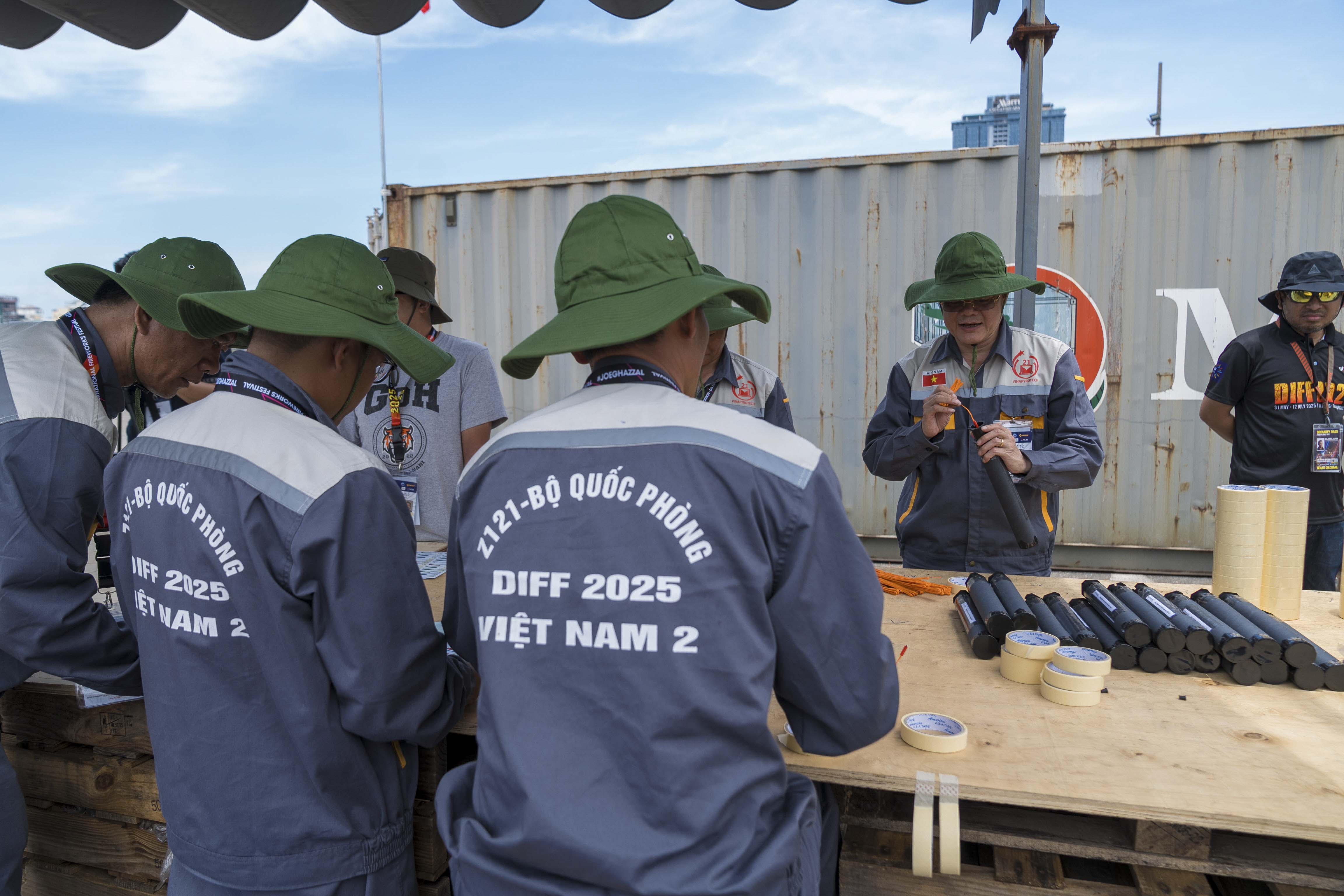 Chờ đón đêm pháo hoa “Nghệ thuật sáng tạo” giữa hai đội Việt Nam và Ba Lan - ảnh 2