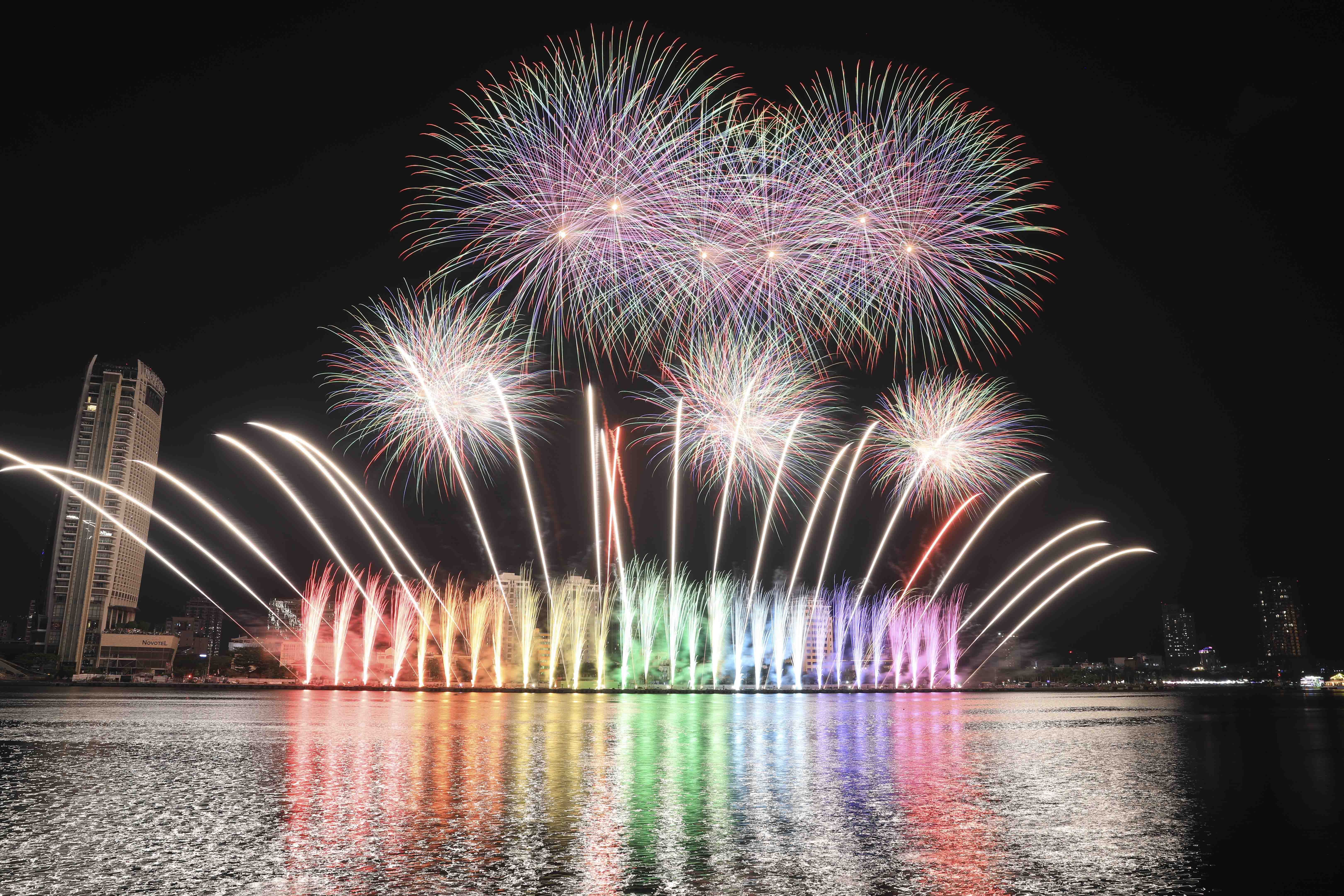 Bùng nổ cảm xúc với đêm pháo hoa “Nghệ thuật sáng tạo”