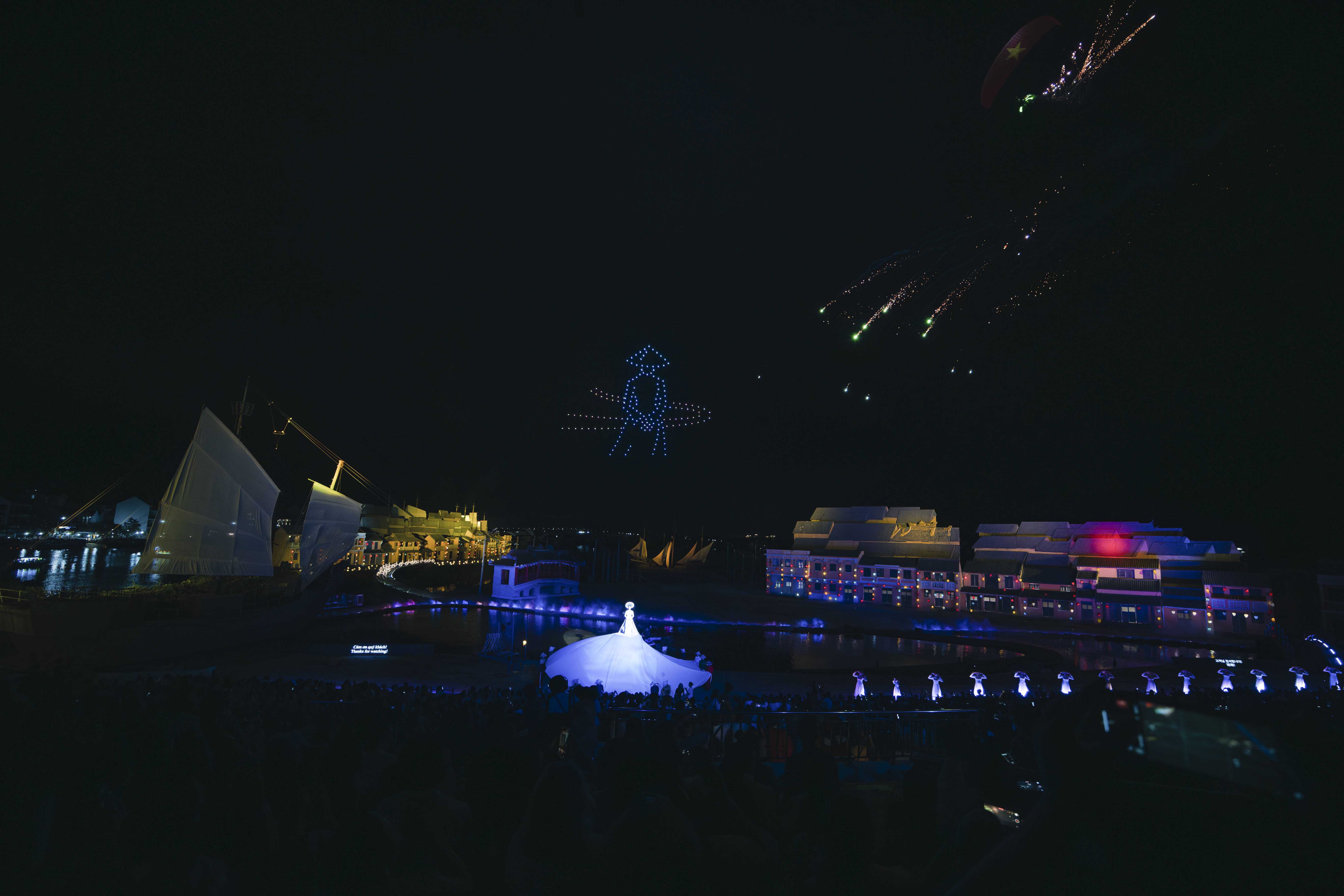 Mãn nhãn màn trình diễn 600 drone “Hào quang di sản” trên bầu trời Hội An - ảnh 4