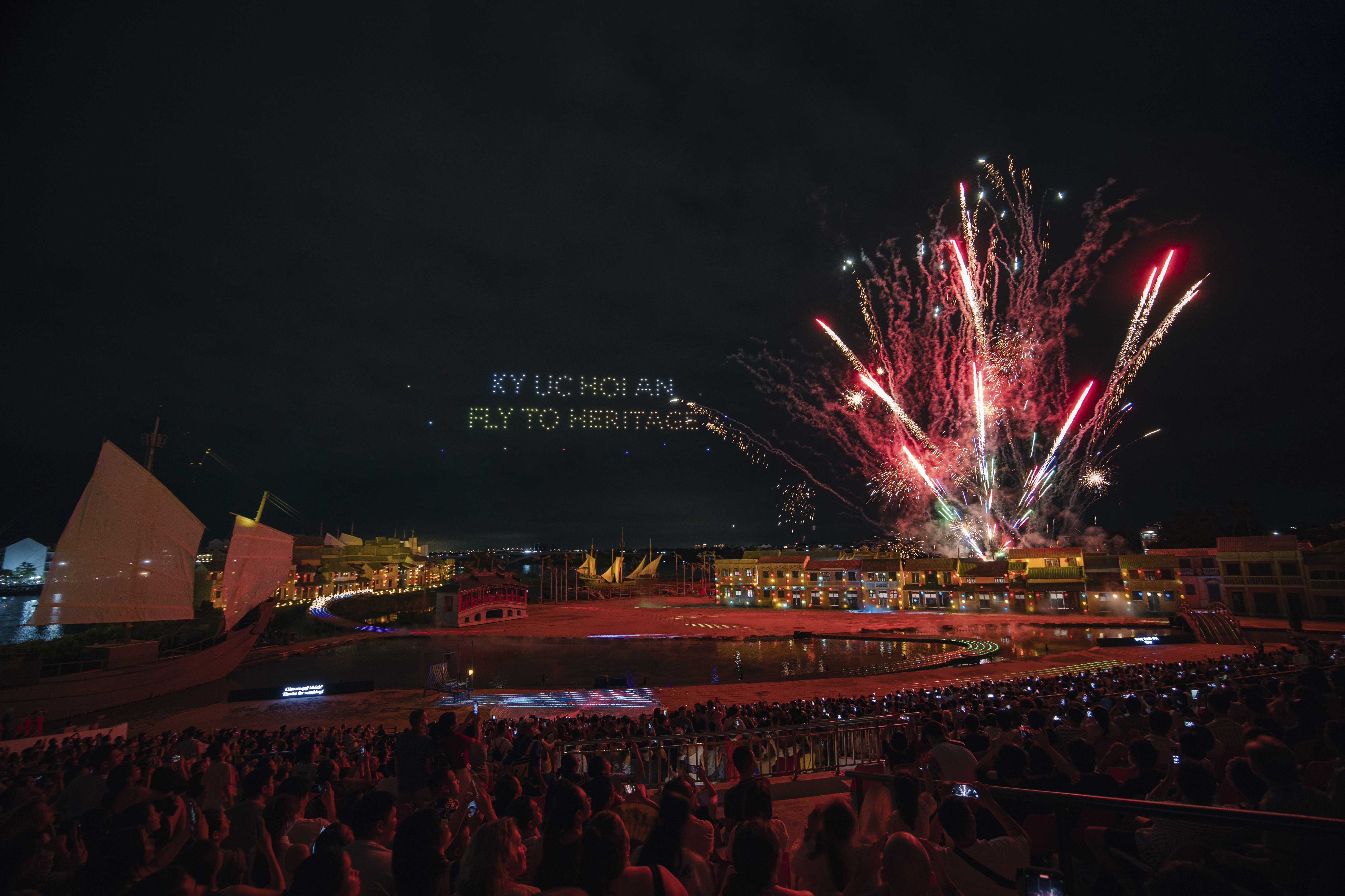 Mãn nhãn màn trình diễn 600 drone “Hào quang di sản” trên bầu trời Hội An - ảnh 1