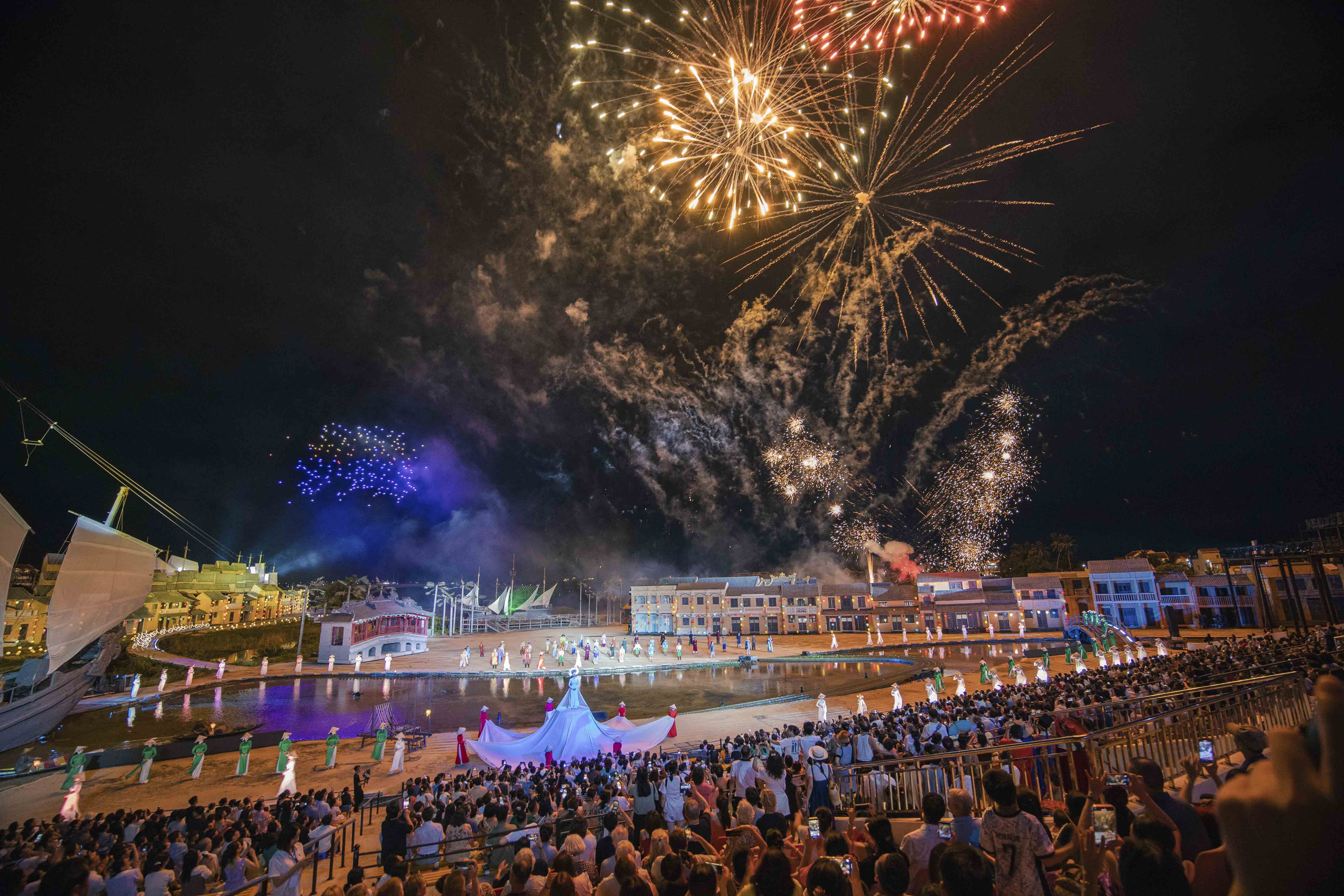 Mãn nhãn màn trình diễn 600 drone “Hào quang di sản” trên bầu trời Hội An - ảnh 2