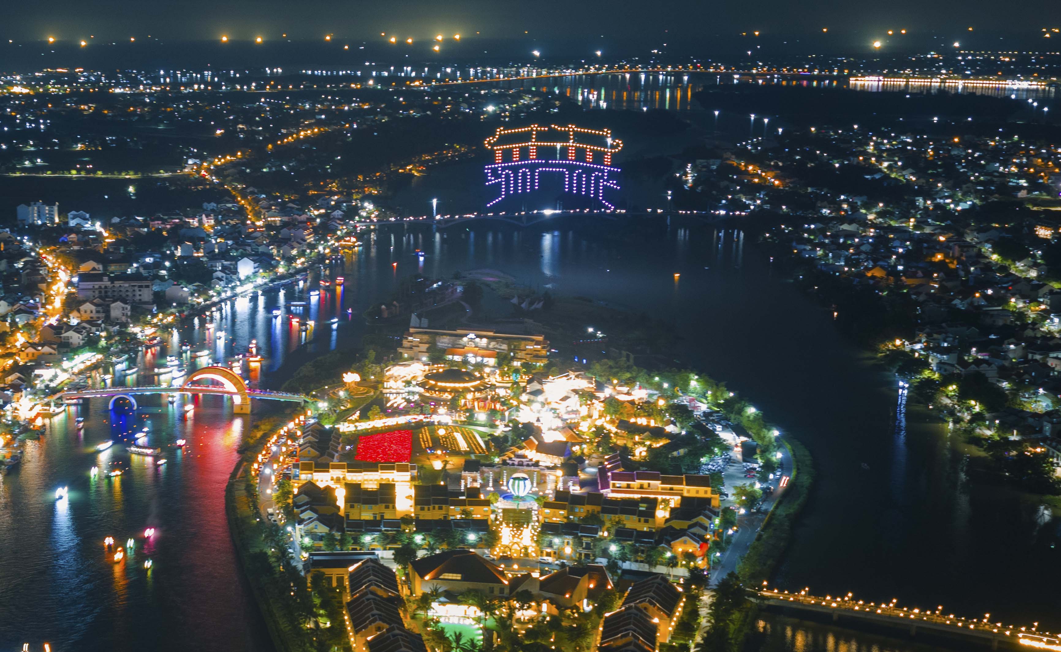 Mãn nhãn màn trình diễn 600 drone “Hào quang di sản” trên bầu trời Hội An - ảnh 7