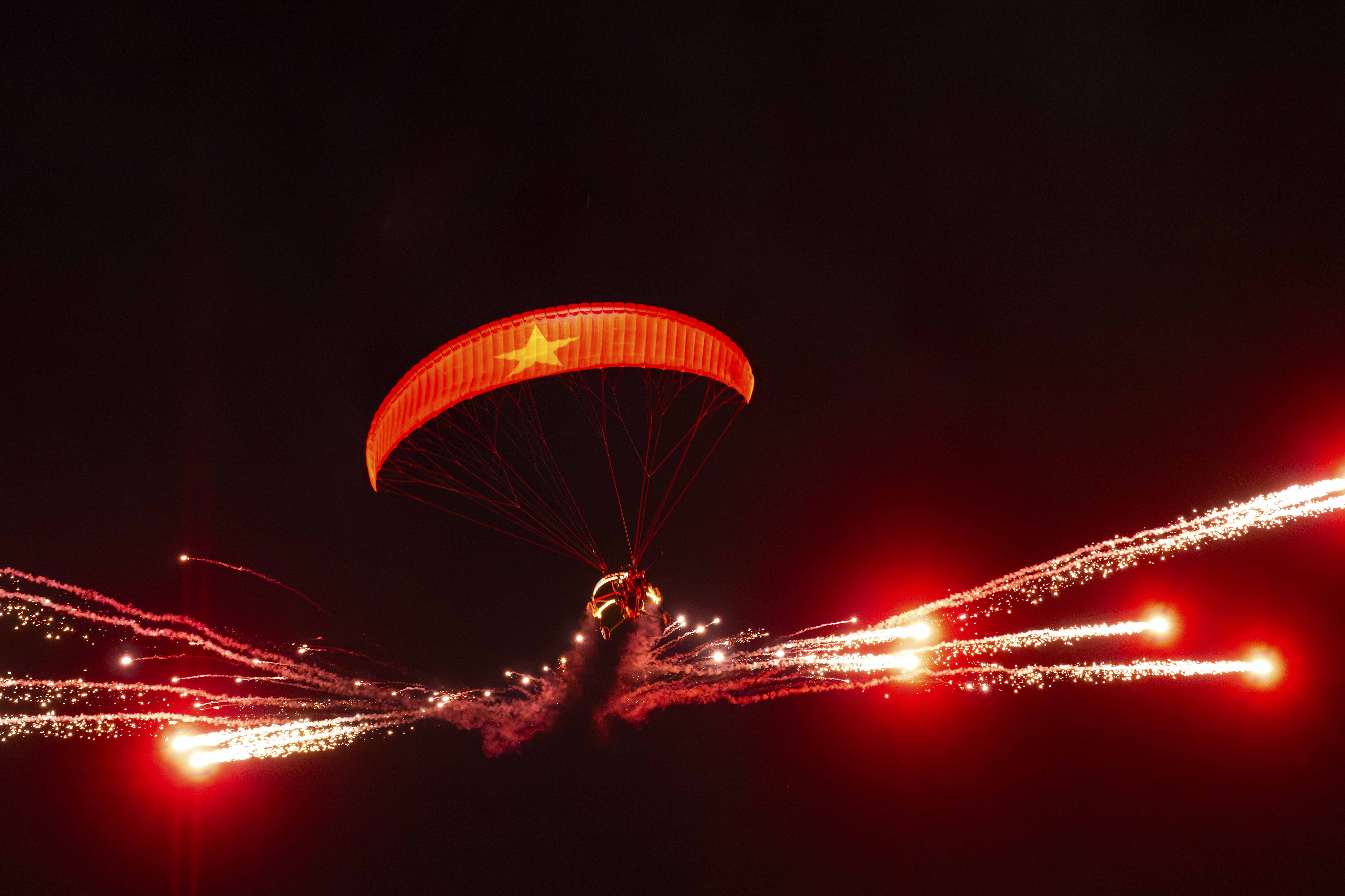 Mãn nhãn màn trình diễn 600 drone “Hào quang di sản” trên bầu trời Hội An - ảnh 11