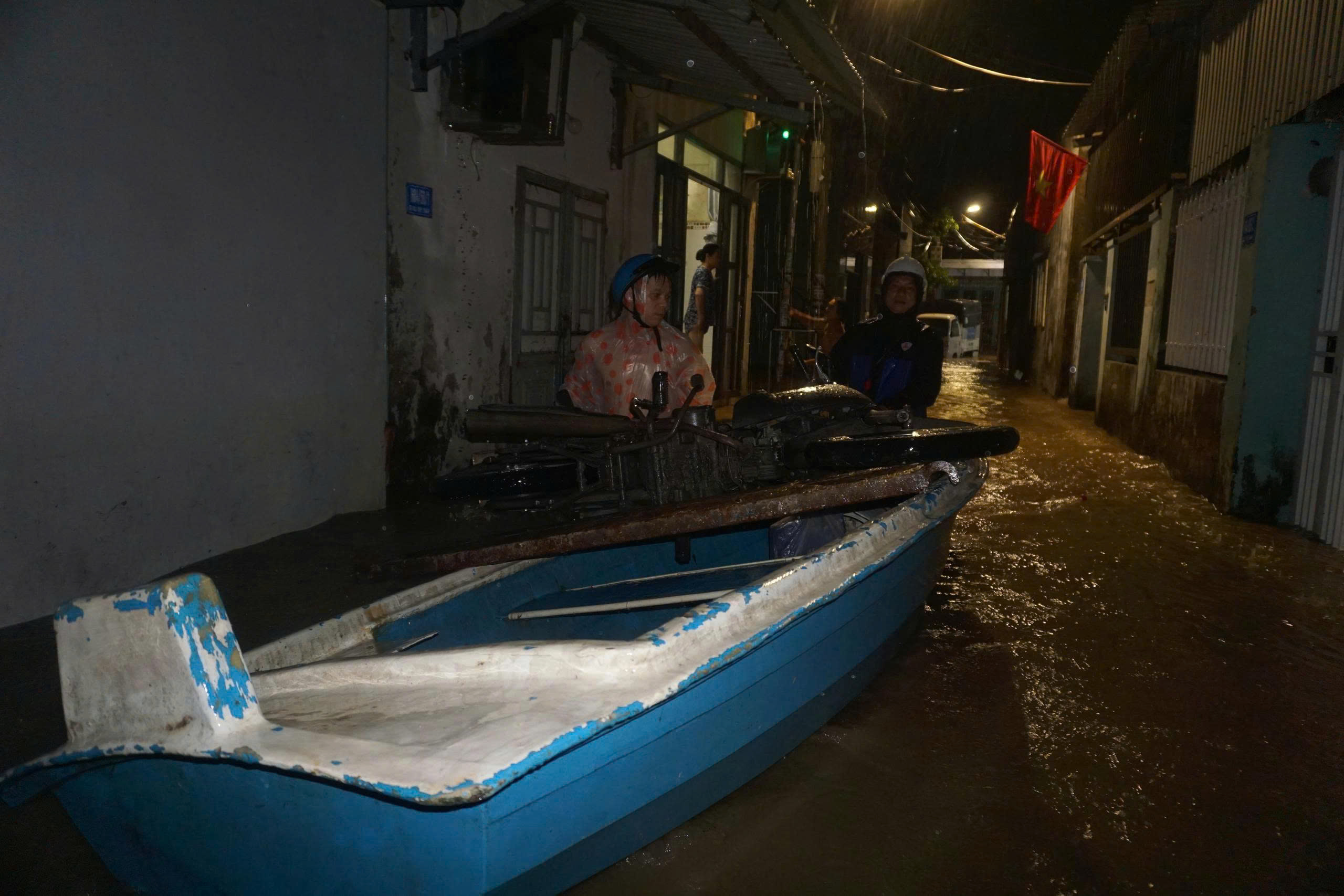 Mưa lớn do bão số 1 gây ngập sâu nhiều khu vực ở Đà Nẵng, người dân trắng đêm di tản tài sản - ảnh 10