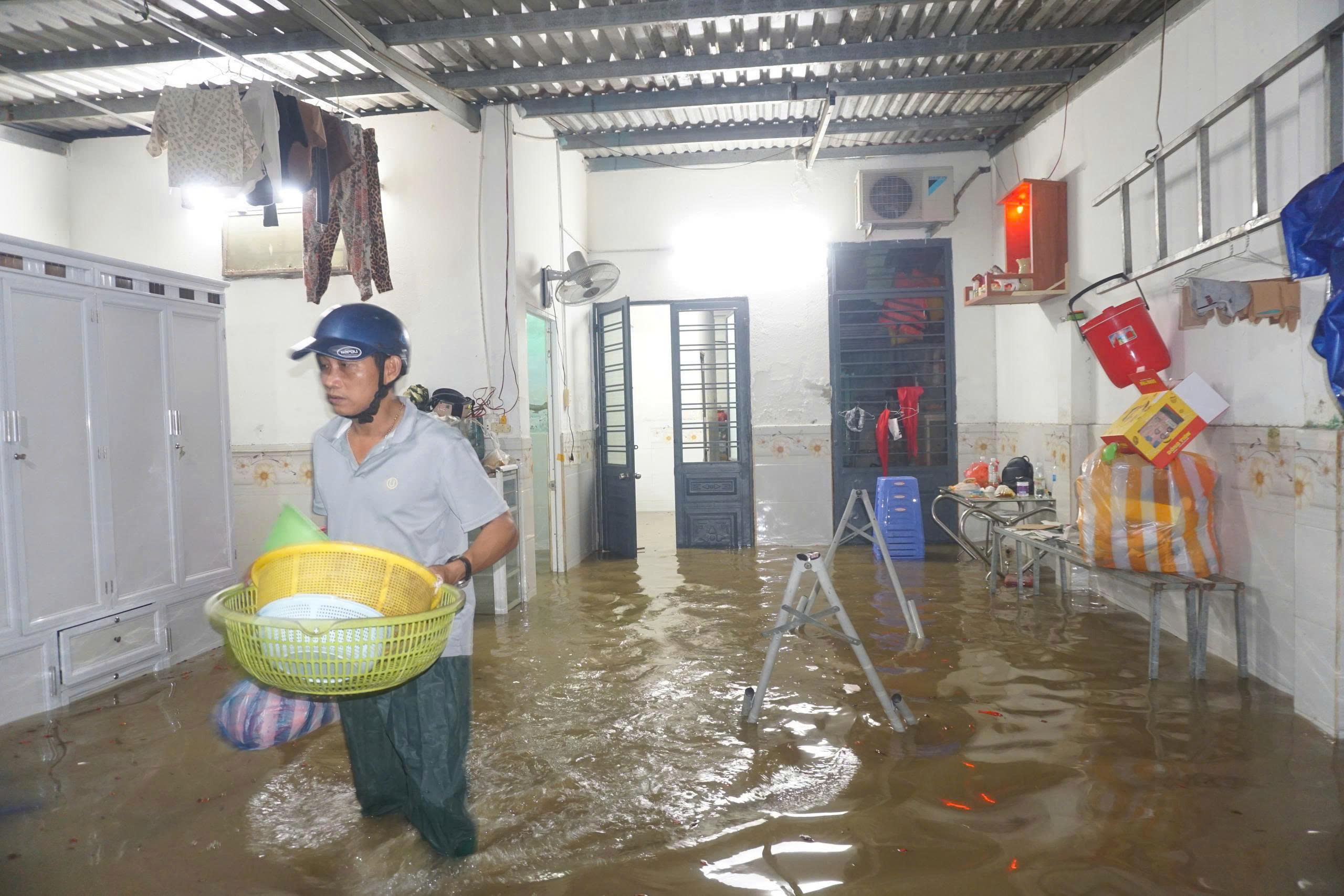 Mưa lớn do bão số 1 gây ngập sâu nhiều khu vực ở Đà Nẵng, người dân trắng đêm di tản tài sản - ảnh 11