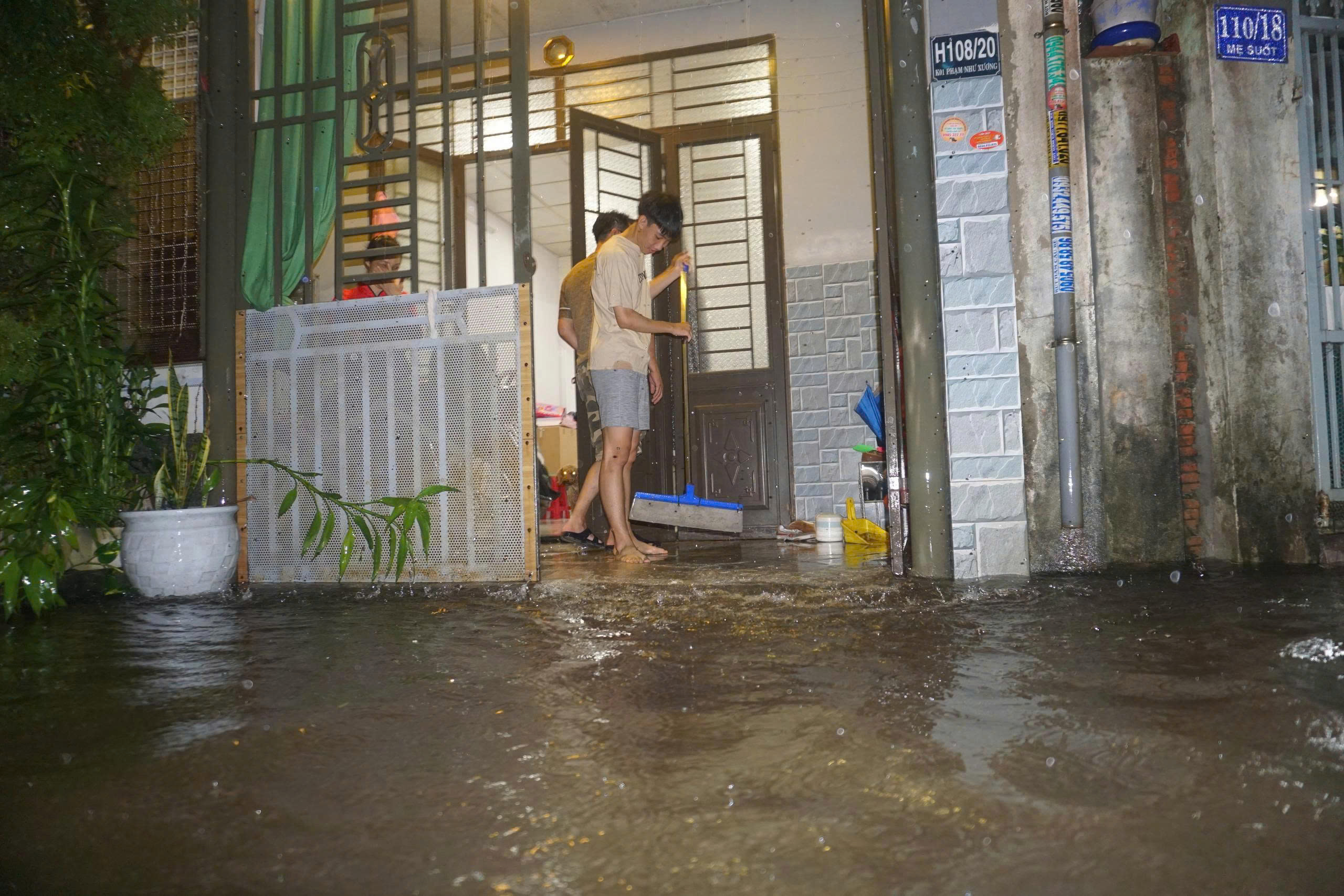 Mưa lớn do bão số 1 gây ngập sâu nhiều khu vực ở Đà Nẵng, người dân trắng đêm di tản tài sản - ảnh 12