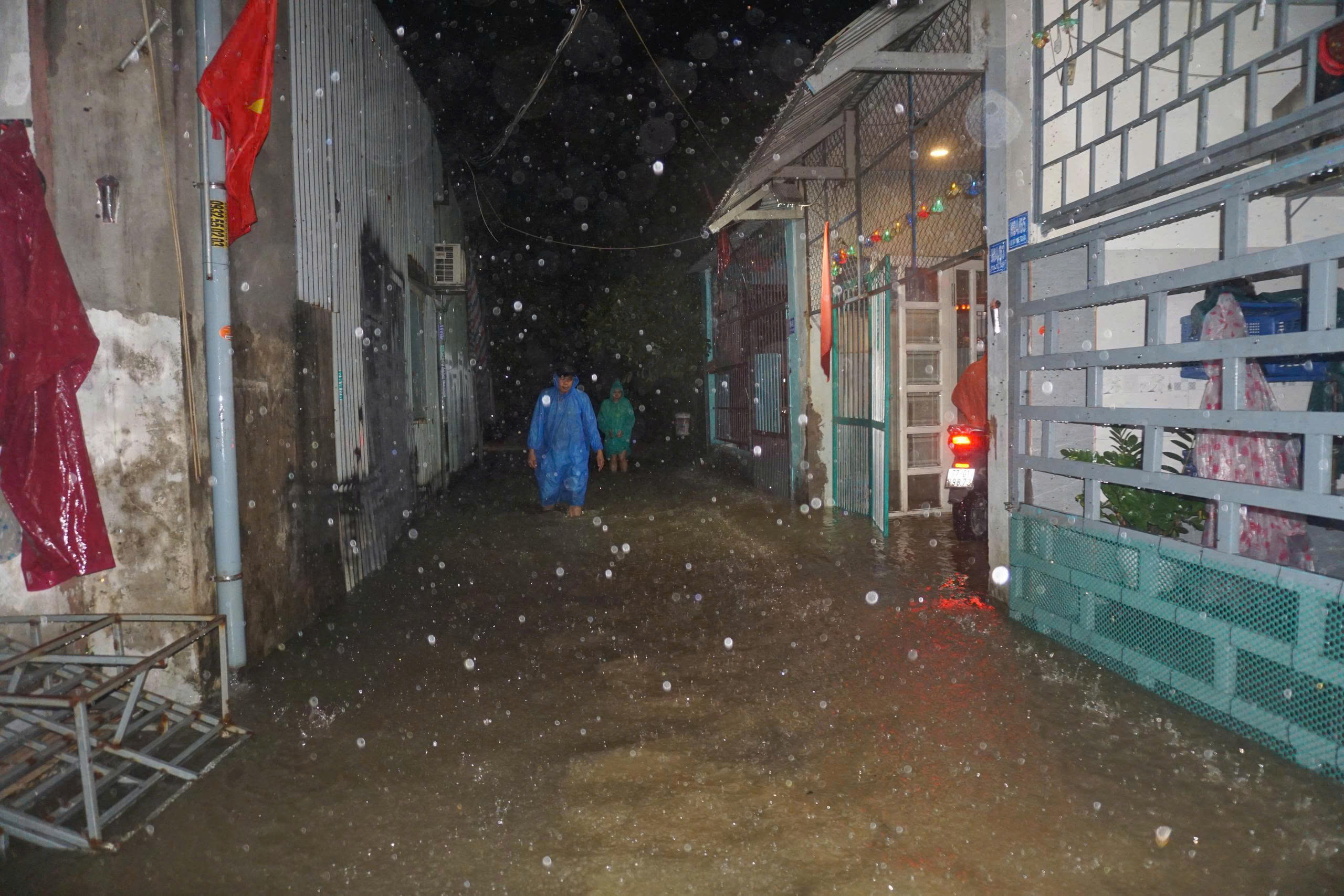 Mưa lớn do bão số 1 gây ngập sâu nhiều khu vực ở Đà Nẵng, người dân trắng đêm di tản tài sản - ảnh 1