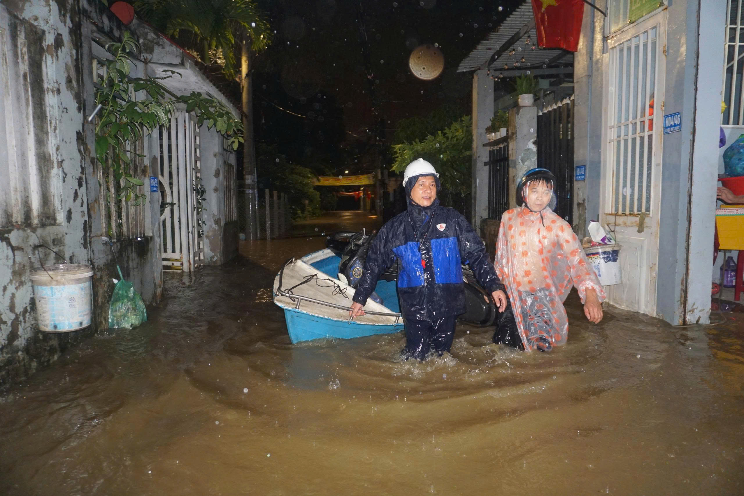 Mưa lớn do bão số 1 gây ngập sâu nhiều khu vực ở Đà Nẵng, người dân trắng đêm di tản tài sản - ảnh 2
