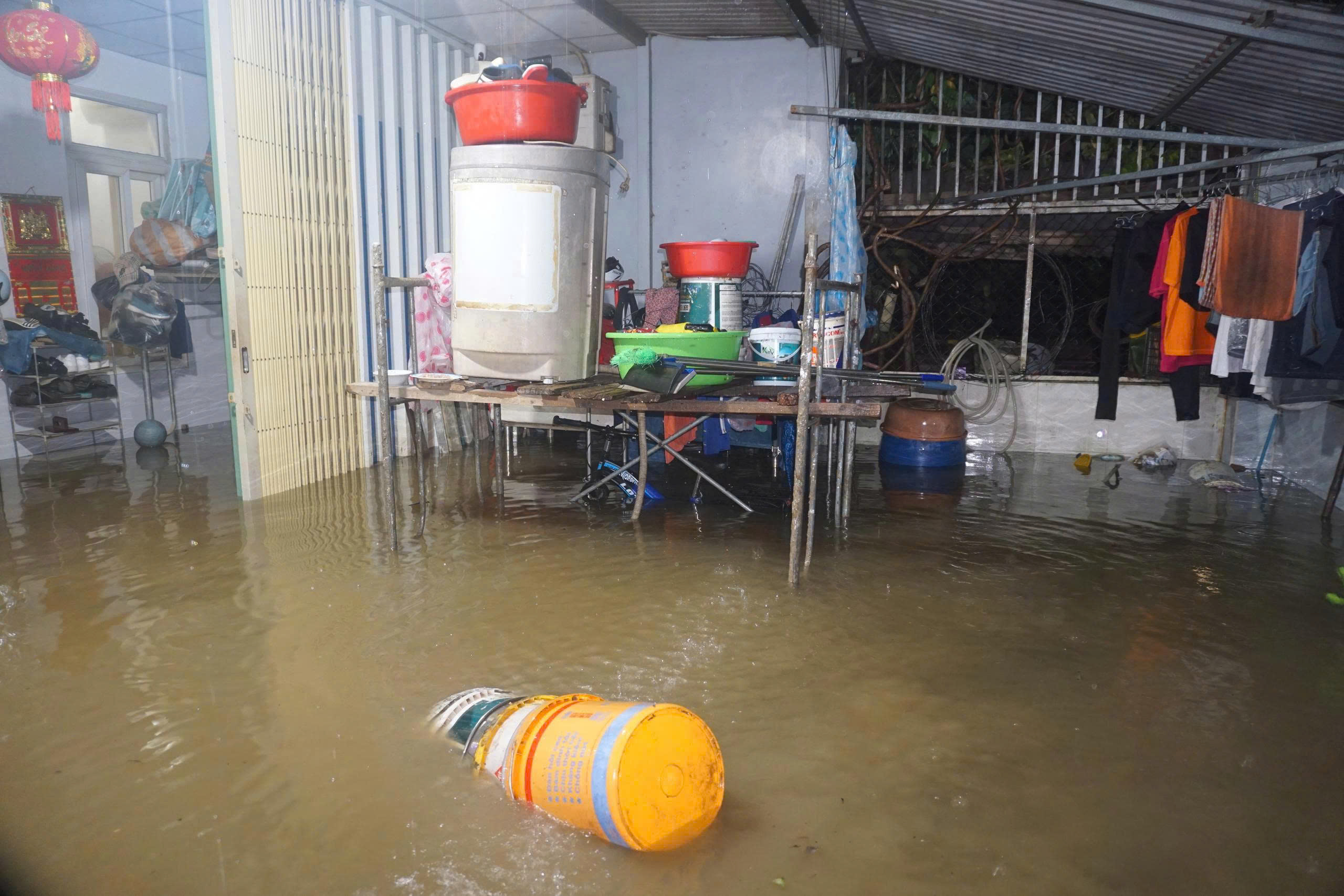 Mưa lớn do bão số 1 gây ngập sâu nhiều khu vực ở Đà Nẵng, người dân trắng đêm di tản tài sản - ảnh 3