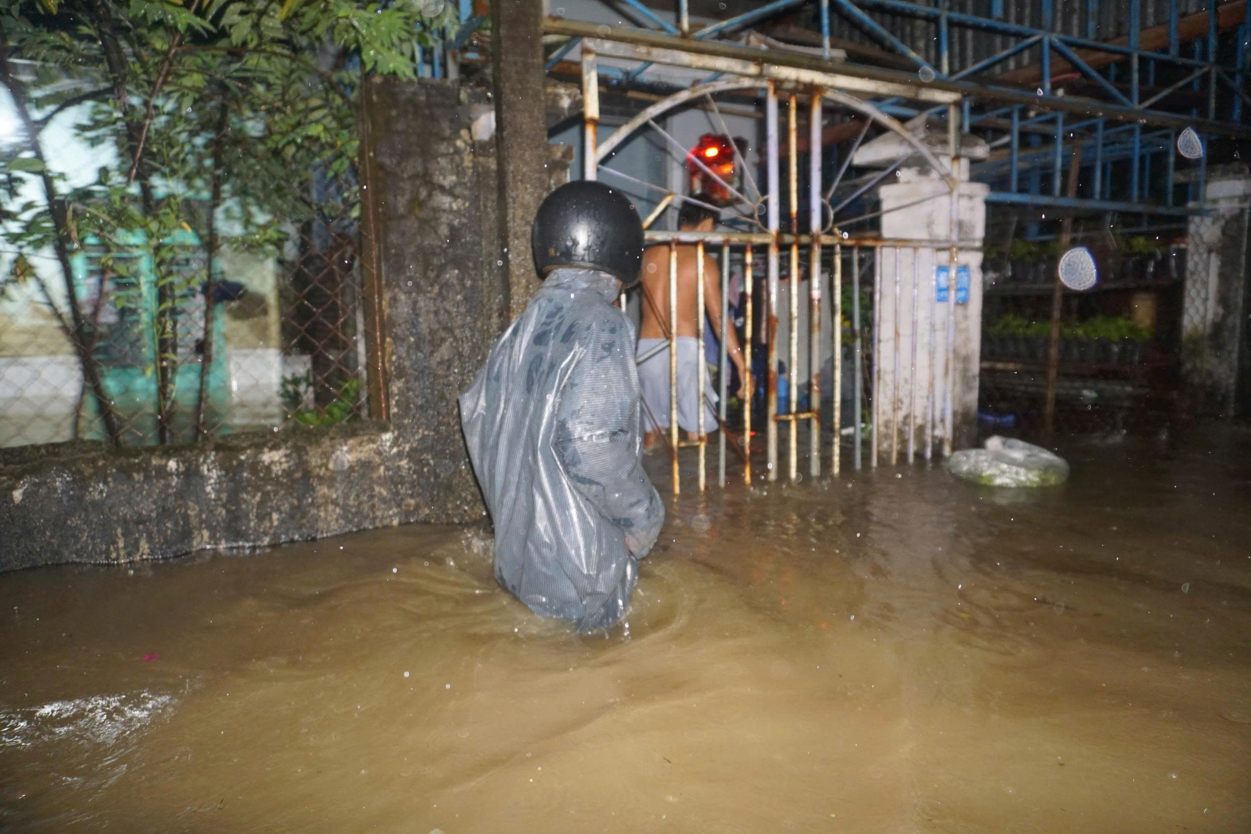 Mưa lớn do bão số 1 gây ngập sâu nhiều khu vực ở Đà Nẵng, người dân trắng đêm di tản tài sản - ảnh 4