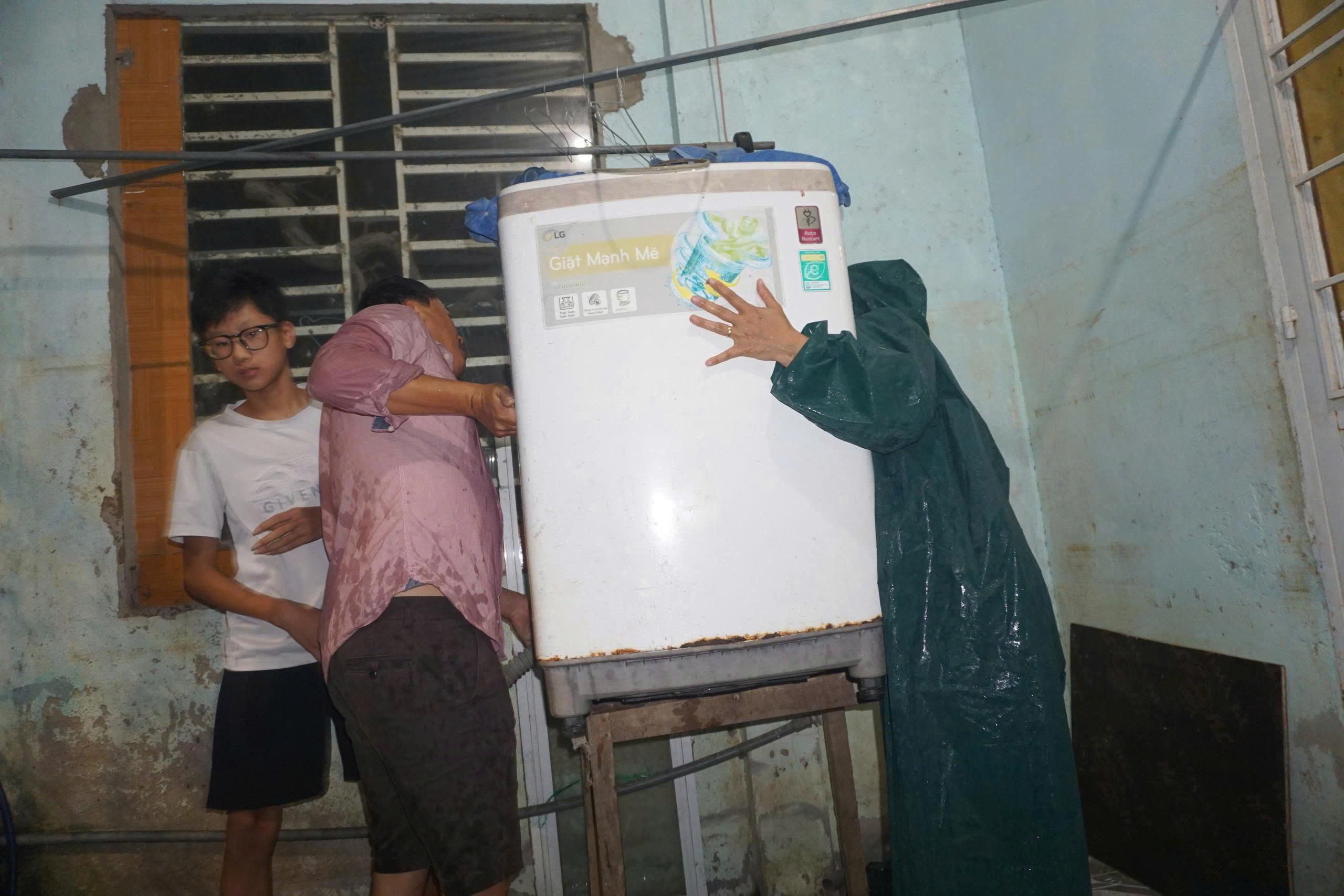 Mưa lớn do bão số 1 gây ngập sâu nhiều khu vực ở Đà Nẵng, người dân trắng đêm di tản tài sản - ảnh 5