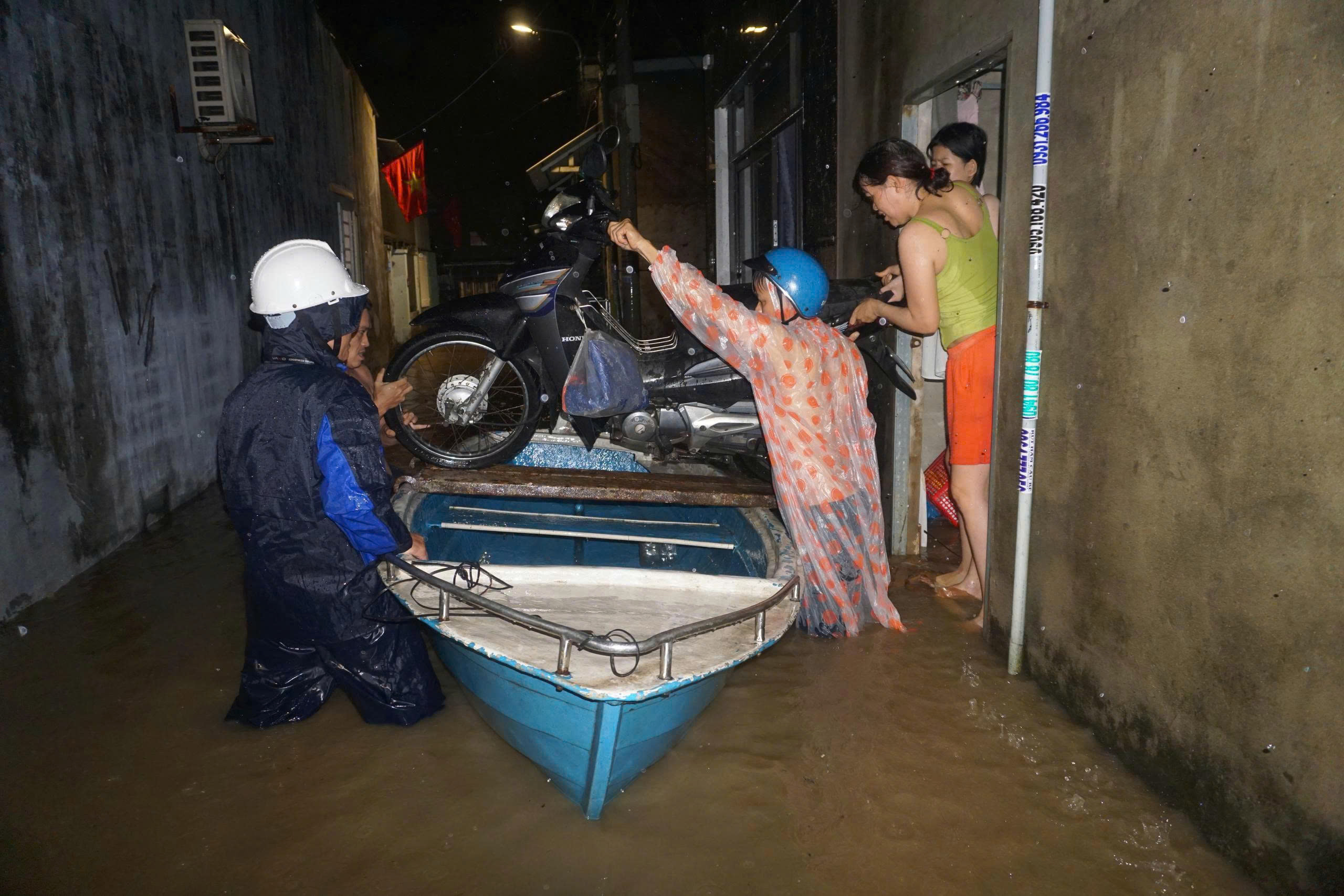 Mưa lớn do bão số 1 gây ngập sâu nhiều khu vực ở Đà Nẵng, người dân trắng đêm di tản tài sản - ảnh 6