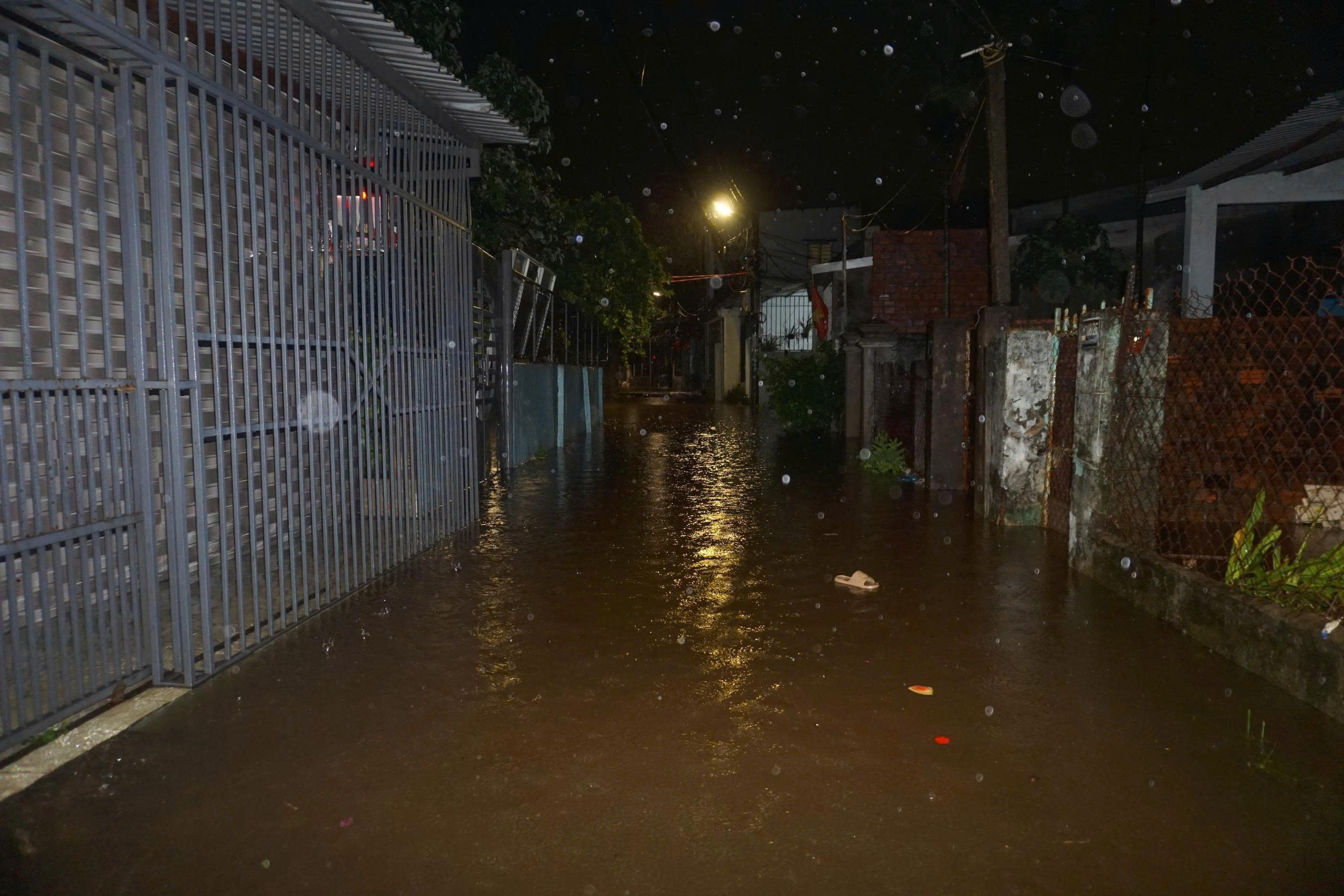 Mưa lớn do bão số 1 gây ngập sâu nhiều khu vực ở Đà Nẵng, người dân trắng đêm di tản tài sản - ảnh 7