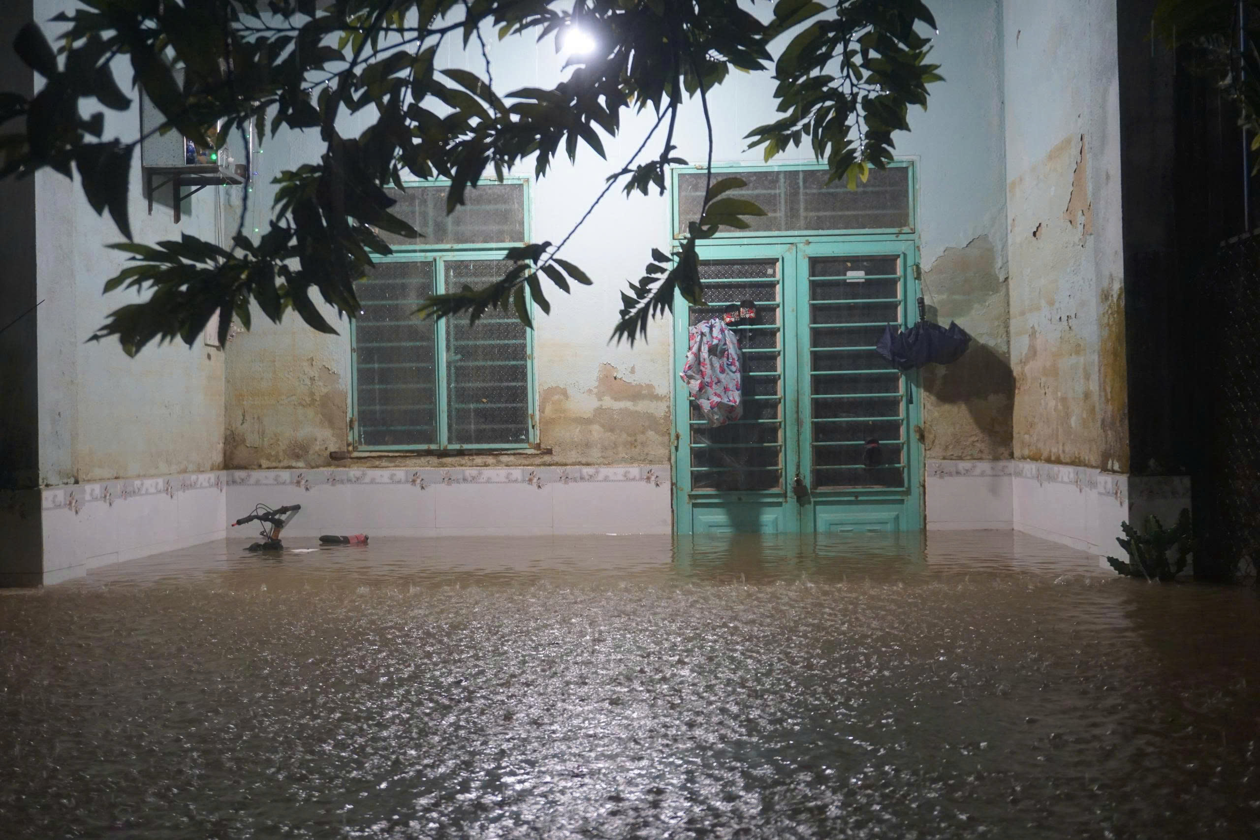 Mưa lớn do bão số 1 gây ngập sâu nhiều khu vực ở Đà Nẵng, người dân trắng đêm di tản tài sản - ảnh 8