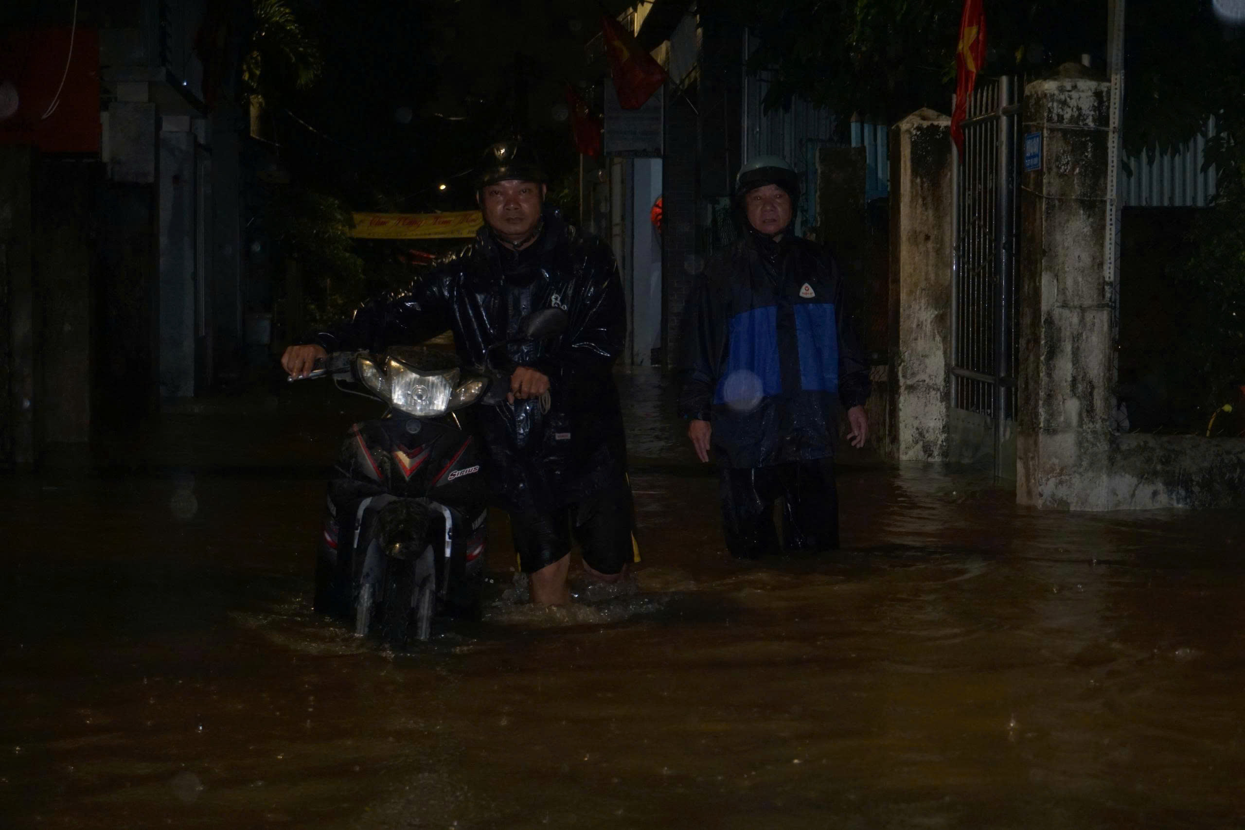 Mưa lớn do bão số 1 gây ngập sâu nhiều khu vực ở Đà Nẵng, người dân trắng đêm di tản tài sản - ảnh 9