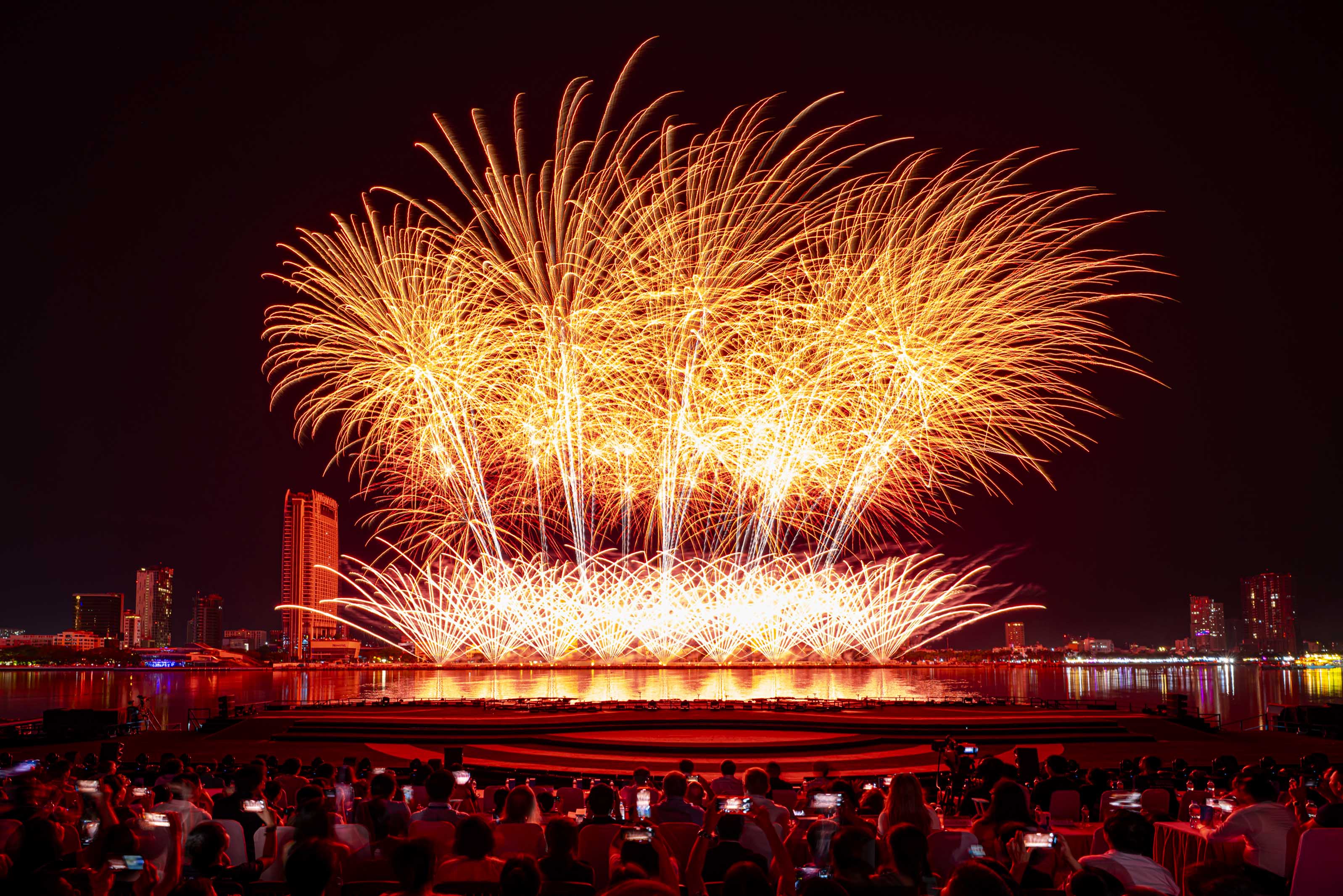 Canada ma thuật, Trung Quốc “du ký” bằng ánh sáng - ảnh 1