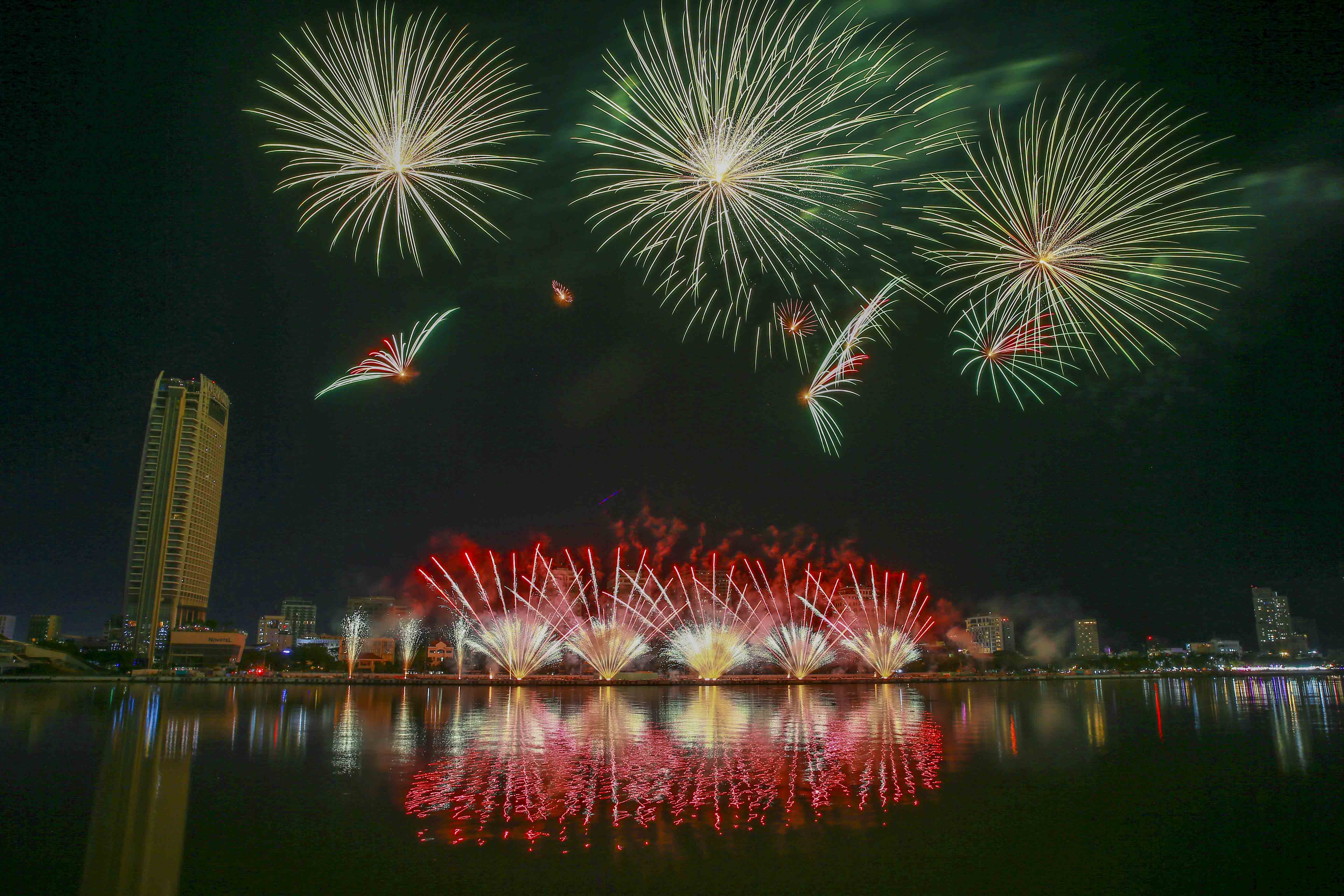 Canada ma thuật, Trung Quốc “du ký” bằng ánh sáng - ảnh 2