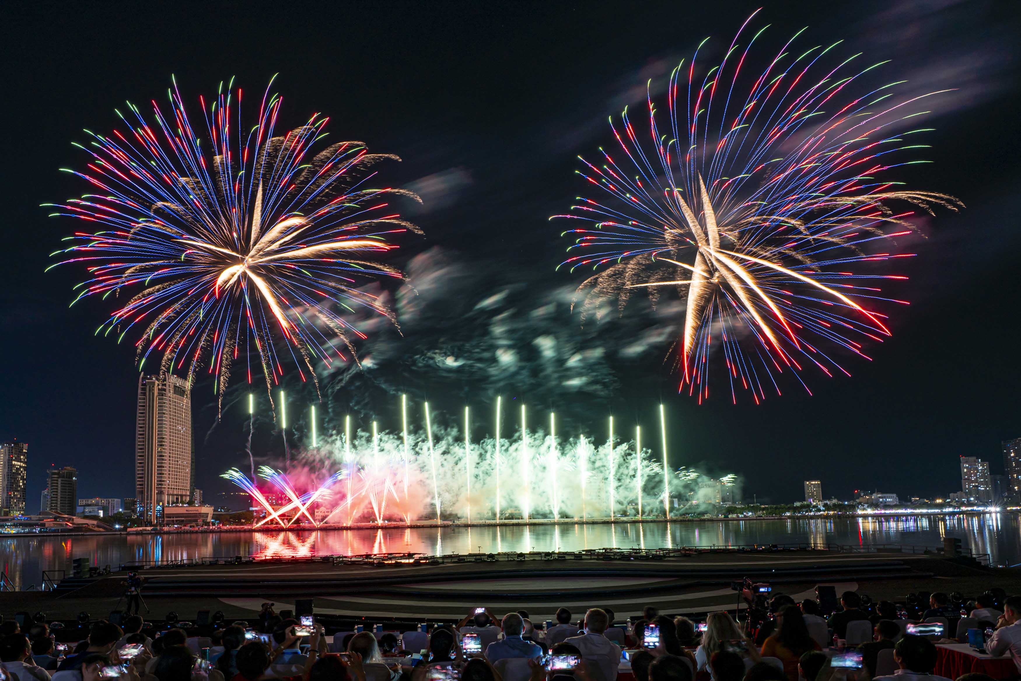 Canada ma thuật, Trung Quốc “du ký” bằng ánh sáng - ảnh 5