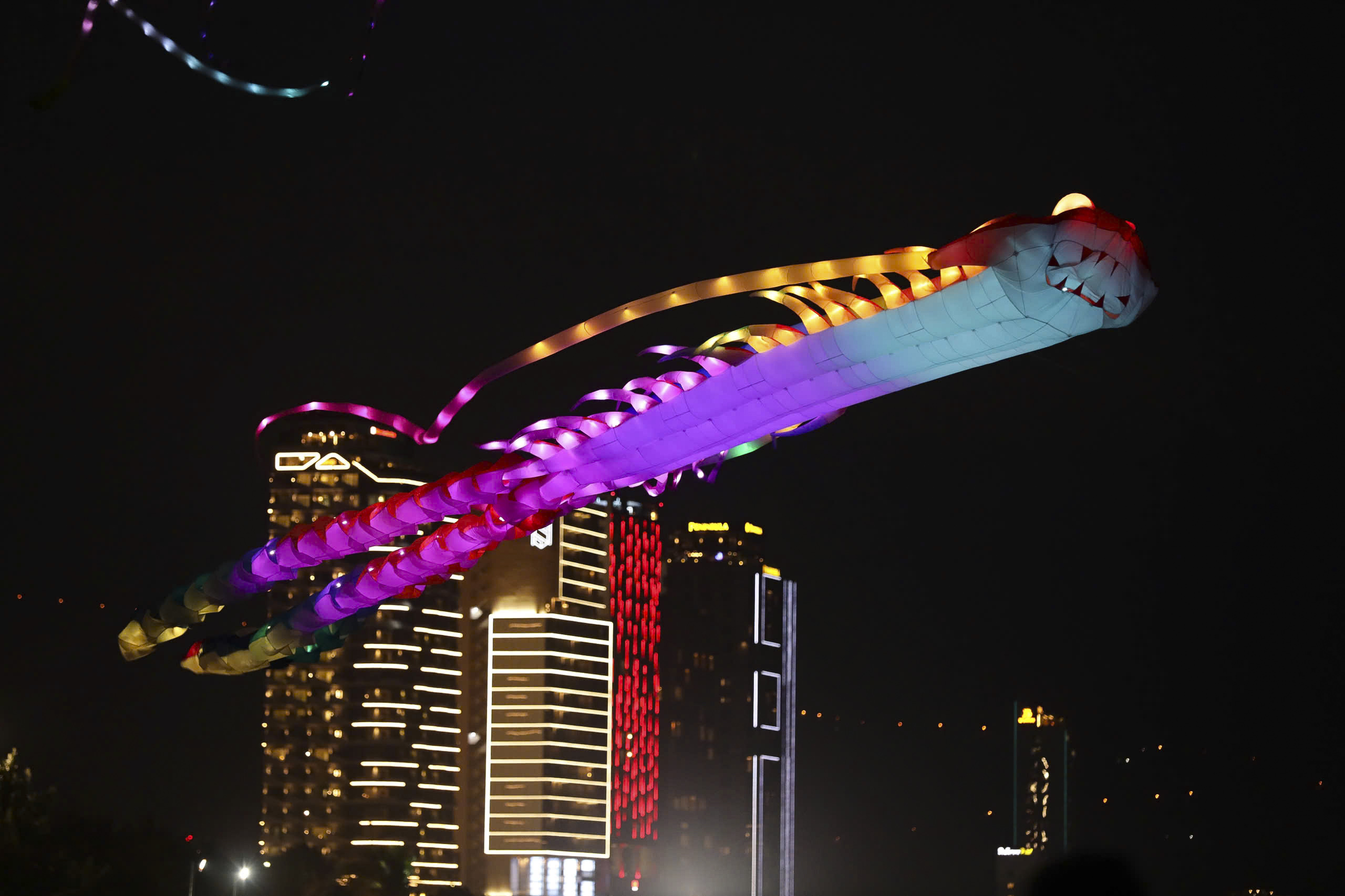 Diều LED thắp sáng bầu trời Đà Nẵng trong mùa lễ hội rực rỡ - ảnh 9