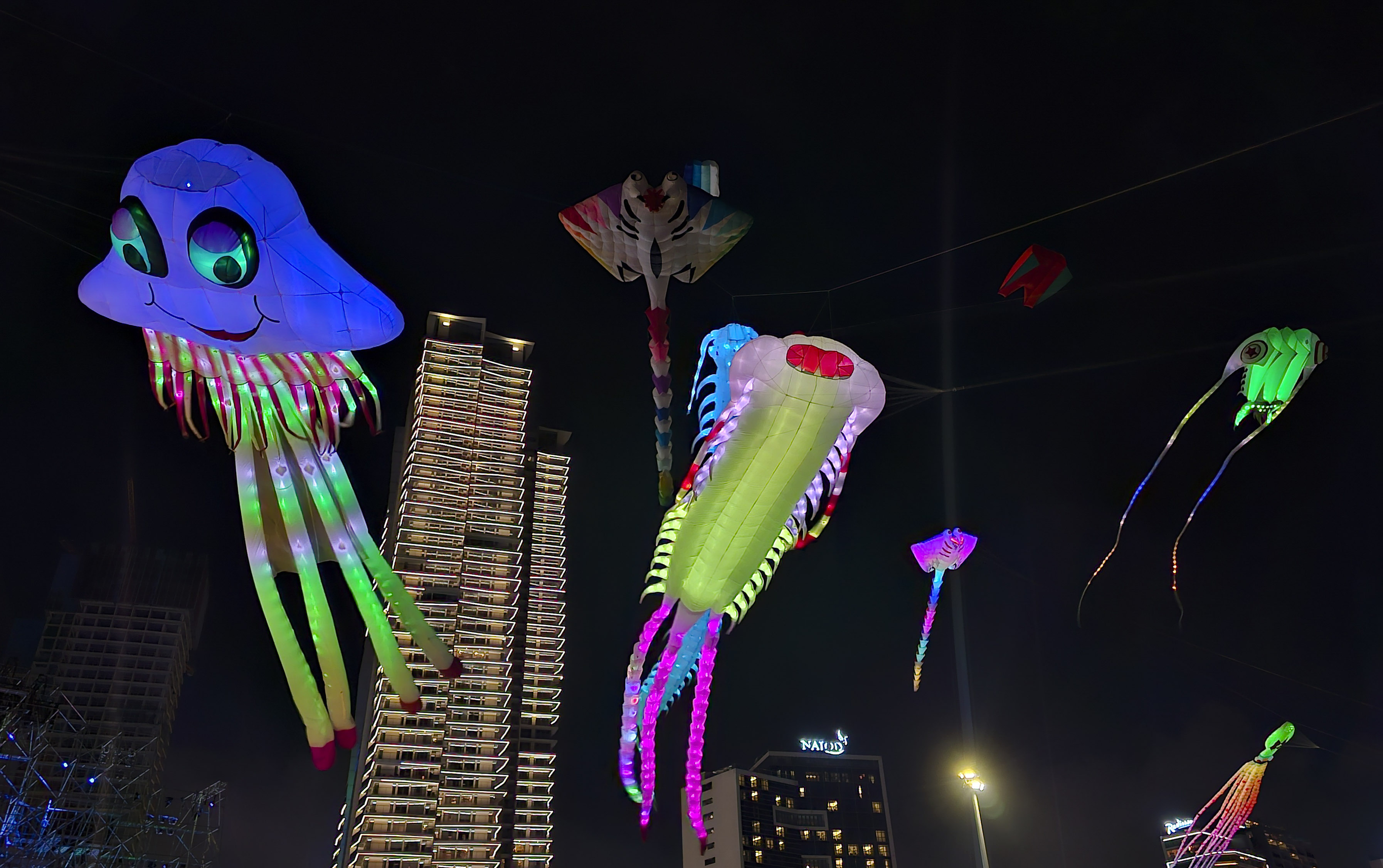 Diều LED thắp sáng bầu trời Đà Nẵng trong mùa lễ hội rực rỡ