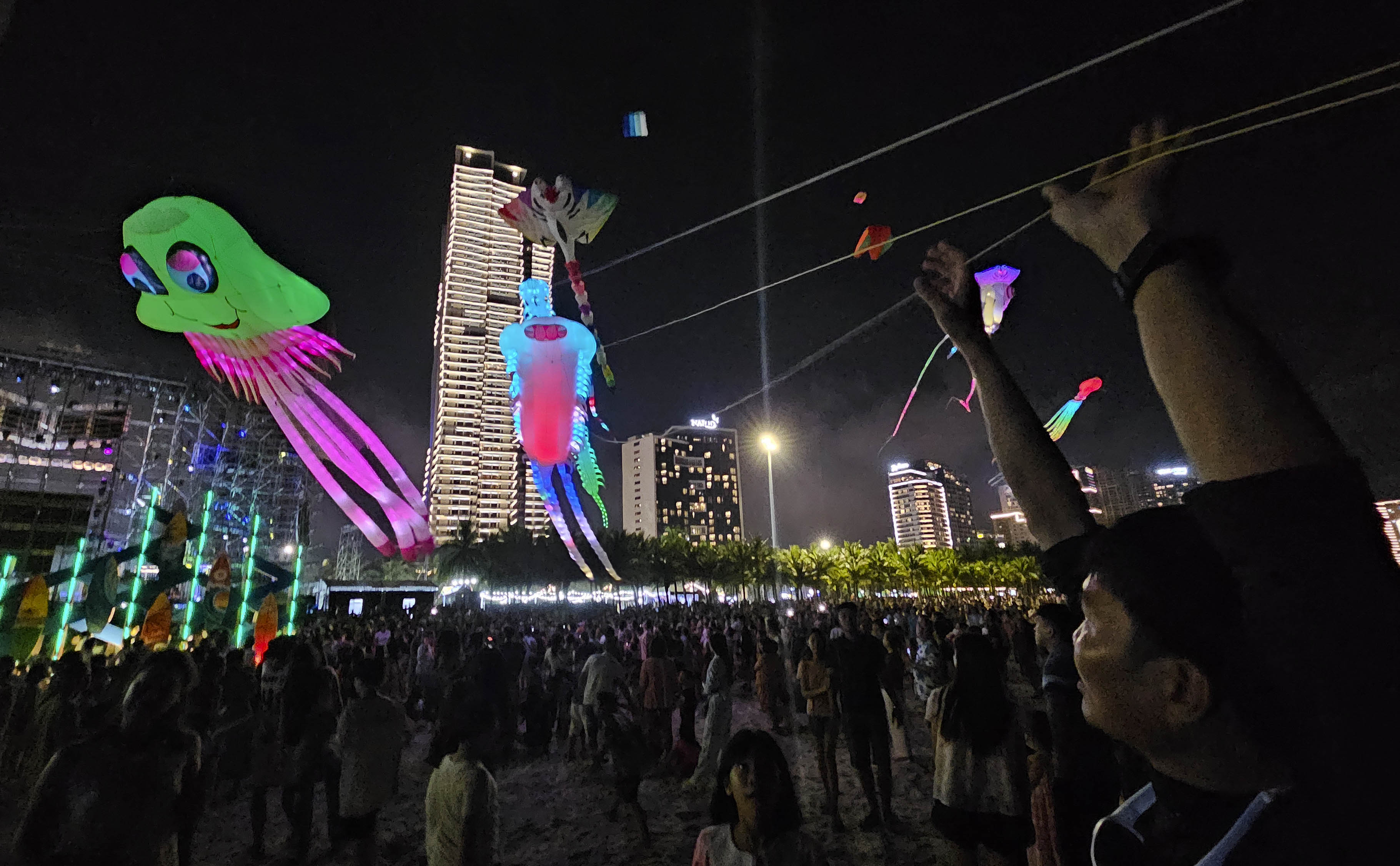 Diều LED thắp sáng bầu trời Đà Nẵng trong mùa lễ hội rực rỡ - ảnh 5