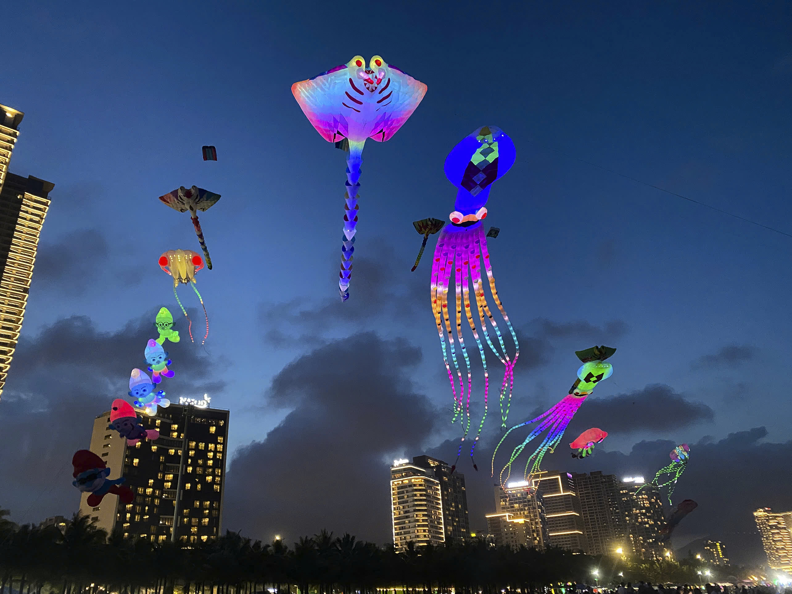 Diều LED thắp sáng bầu trời Đà Nẵng trong mùa lễ hội rực rỡ - ảnh 1