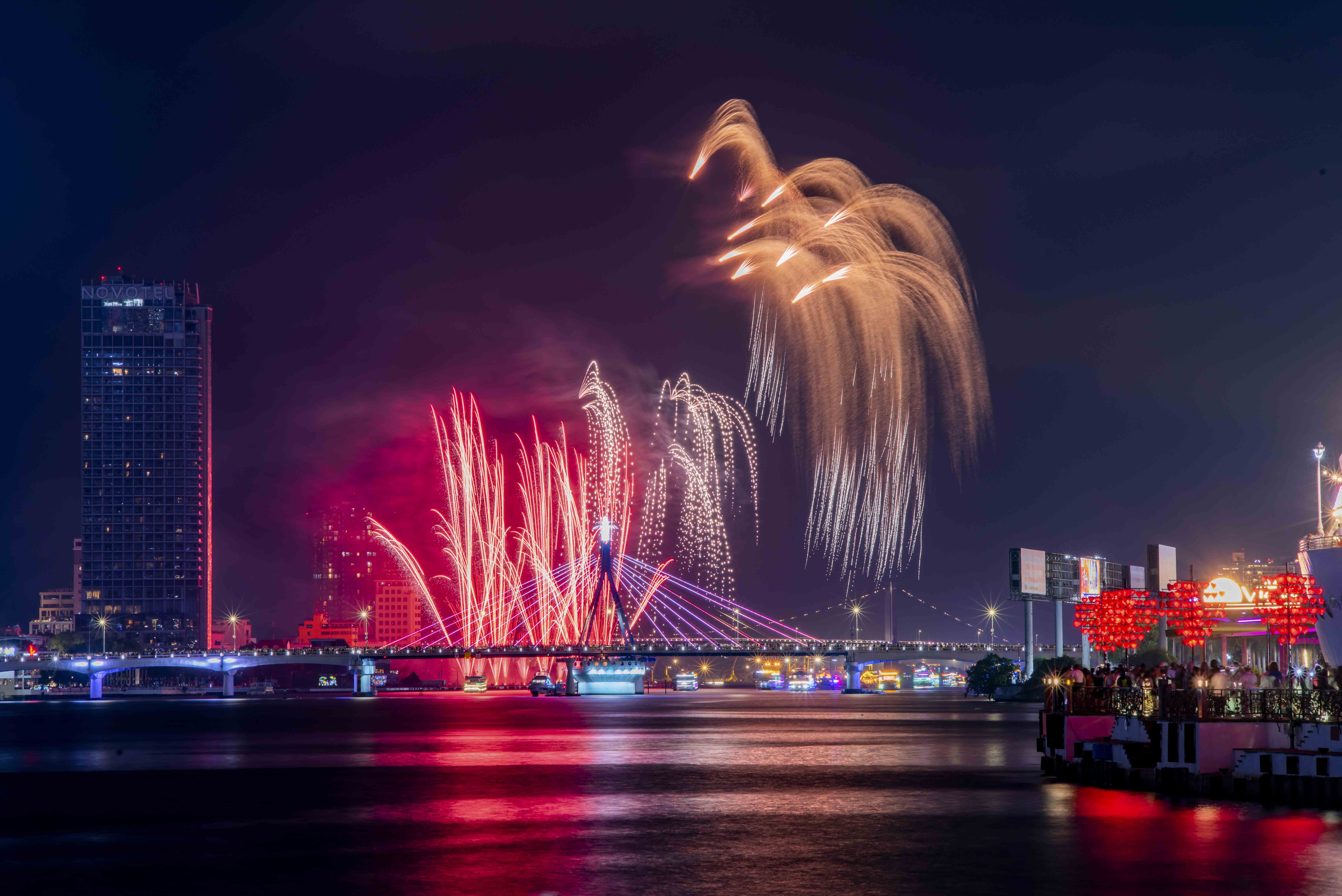 Bồ Đào Nha cháy rực, Anh gợi sóng cảm xúc trên bầu trời Đà Nẵng - ảnh 10